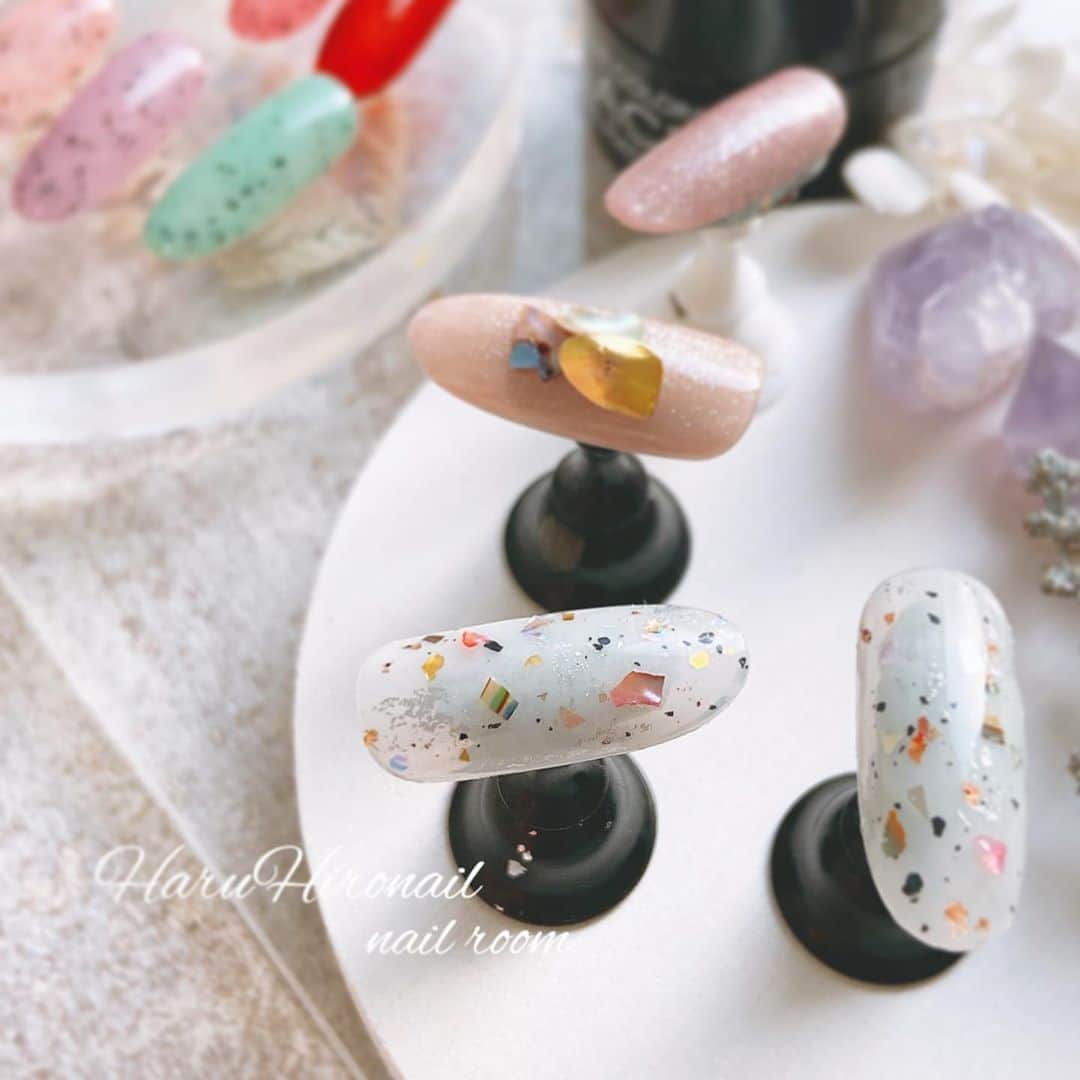 Icegel Nailさんのインスタグラム写真 - (Icegel NailInstagram)「#아이스젤 #달마시안젤 위에 #쉘피스 와 #미러리프 를 올리면 이렇게 예쁘답니다^^ 역시 달마시안젤의 활용도는 무궁무진하답니다✌️✌️✌️  #repost @happy___haru ・・・ .  【Dalmatian gel】  . ダルメシアンジェルの上に シェルや箔を散らすと小洒落た雰囲気に^ ^  .  使用アイテムは３枚目✩⃛  今回は赤っぽいシェルを砕いてのせましたが グリーンや紫色なんかも可愛いかなぁと思います𓂃꙳⋆ .  . 何より、「ランダムに☝」が苦手な人には塗るだけで それっぽくおしゃれにみえちゃうダルメシアンジェル は もってこいです😁✨  .  @icegel_japan  @icegelnail  @icegelcolor  @icegel_global  #アイスジェル #ダルメシアンジェル ____________________________________  HaruHironail ▫️足立区皿沼  舎人ライナー「谷在家」より徒歩15分  または赤羽駅よりバスが出ています . . HaruHironailでは爪へのダメージを 最小限にとどめる「フィルイン施術」を 取り入れており 自爪を健康に育みながらジェルネイルを お楽しみいただけます💫 . . _____________________________________ . ◻️ジェルの持ちが悪い方◻️ ネイルがすぐに浮く、剥がれる、 引っかかる、3週間保たない . . ◻️爪が傷んでしまっている方◻️ .爪が薄い・折れやすい・二枚爪 ジェルの繰り返しでボロボロ . . ◻️爪にコンプレックスがある方◻️ . 深爪・平爪・男爪・そり爪・小さい爪  etc… . お爪の形は改善することができるのです💫 . ◻️ささくれや主婦湿疹などにお悩みの方 . . .ぜひ一度ご相談下さい( ˊᵕˋ ) . ご予約、ご質問等、お問い合わせは LINE→@nbo7450z 又はダイレクトメールより お待ちしています💫」8月8日 13時27分 - icegelnail