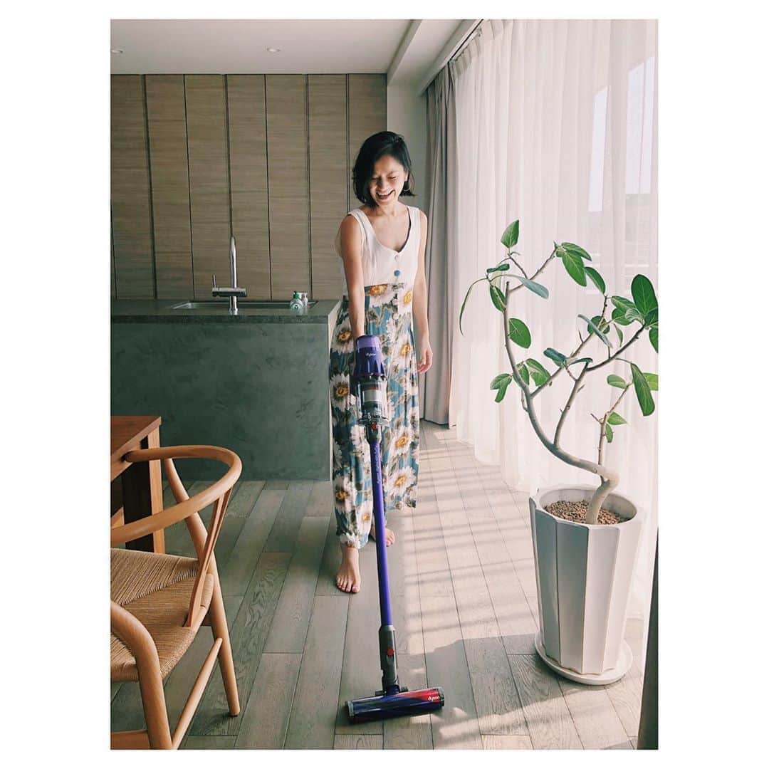 原田沙奈子さんのインスタグラム写真 - (原田沙奈子Instagram)「おうち時間が多くなったからこまめにお掃除するようになって、居心地良く過ごせるってなんて素晴らしいんだろ！と実感。  とはいえ、お掃除が重労働だとヤル気出ないから。← 楽にササっとできる事が重要◎  気持ち良いくらい吸ってくれるのに、めちゃくちゃスムーズに動くし軽い @dyson_jp のDyson Digital Slim掃除機。 ちょっと気になったらすぐ使える手軽さが良き。  音も静かだから音楽聴きながら優雅に掃除機かけられるし♩ （赤ちゃんいるご家庭にもオススメ）  もちろん、布団クリーナーやハンディクリーナーにもなる1台3役👏さいこー  #軽くなったダイソン #ダイソン#ダイソン掃除機#ダイソンデジタルスリム#pr」8月8日 13時29分 - sanakoharada