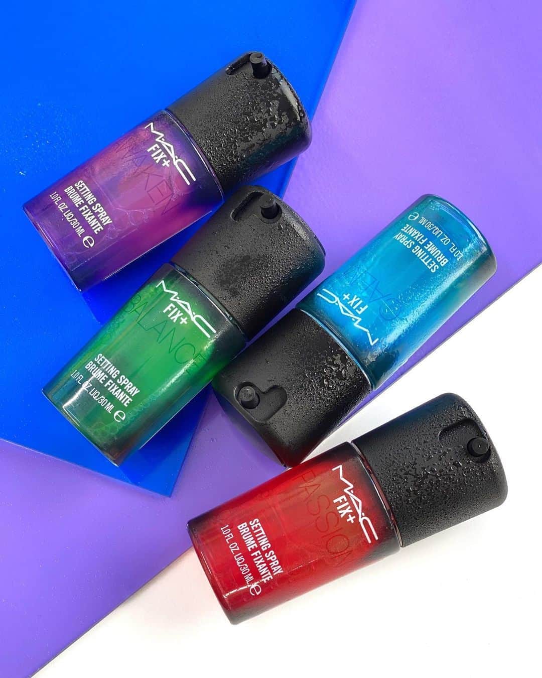 M∙A∙C Cosmetics Japanのインスタグラム：「【オンラインショップ先行発売】 M･A･Cで人気のミストタイプの化粧水“フィックス＋”から、7種の香りがミニサイズで限定登場。 ㅤ 🍓レッド：ストロベリーやピーチの魅惑的な香り 🌱グリーン：ペパーミントやベルガモットの心落ち着くような穏やかな香り 🔹ブルー：ブルーベリーとジャスミンのすっきりとしたメロウな香り 🌸パープル：茶葉や花の活気あふれる香り ㅤ 様々な香りが揃い、1つでも重ね付けでも。自分の好みの香りでいつでもリフレッシュして✨ *全国発売8月14日(金) ㅤ 【公式オンラインショップ限定特典】 🆕 M·A·C 公式オンラインショップにて、新発売のFIX+ VIBESコレクション製品、または対象コレクション製品を含む7,700円(税込)以上のご購入でポーチプレゼント。 ㅤ 対象コレクション : M·A·C TEYANA TAYLOR / KAKAO FRIENDS X M·A·C / M·A·C MAKER / SELENA LA REINA / FIX+ VIBES キャンペーン期間：2020年8月7日(金) 10:00※1 〜 なくなり次第終了 ポーチサイズ：約W135×H175×D40mm ㅤ ※1 アクセス集中などによりキャンペーン開始が遅れる場合がございます。予めご了承ください。 ・お1人様1会計につき1回までとさせて頂きます。 ・お買い物の際は、ショッピングカートにプレゼント製品が表示されているかをご確認ください。 ショッピングカートに表示されない場合は、在庫切れとなります。 ・画像はイメージです。実際のデザインと異なる場合がございます。 ※M·A·C 公式オンラインショップ限定のキャンペーンです。 ㅤ ☑︎お好きなM･A･Cアイシャドウもしくはアイベースを含む税込5,500円以上ご購入で、マスカラのサンプル(1g)をプレゼント！ ※なくなり次第終了 ☑︎初回ご購入のお客様へ10% OFFクーポンをプレゼント （クーポンコードwelcome） ㅤ #MACFixPlusVibes #MACフィックスプラスバイブス#MACCosmeticsJapan #MACCosmetics #MAC #MACコスメ #マックコスメ #コスメ#コスメ紹介#コスメ好き #夏メイク#化粧水#ミスト#ミスト化粧水#潤い#保湿#保湿ケア#スキンケア#セルフケア#しっとり #スキンケアマニア#スキンケア用品#スキンケア大好き#スキンケア紹介#保湿化粧水#透明感#潤い肌」