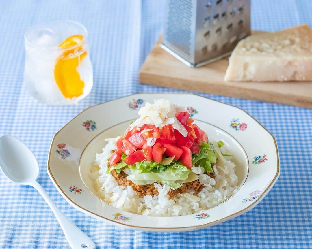haru.のインスタグラム：「. こんにちは♩ .  今回、@parmigianoreggiano.jp 様のキャンペーンにて、イタリアチーズの王様！パルミジャーノレッジャーノをプレゼントしていただきました✨ . 昨日はトマトソースパスタに、 今日はタコライスにたっぷりとのせて美味しくいただきましたよ😋 . パルミジャーノレッジャーノは、 私が大好きなチーズ！ . 削って料理と一緒にいただいてもとても美味しいですが、 アーモンドナイフなどでひと口大に割っていただくと、 アミノ酸の結晶を堪能でき、たまらなく美味しい♡ . ミルキーで食べやすい味わいなので、 チーズはちょっと苦手、という方でも美味しくいただけるのではないでしょうか♡ . パルミジャーノ・レッジャーノは、 チーズ専門店 や デパ地下 のチーズコーナー、  #成城石井 #カルディ #コストコ #Costco などの輸入チーズを広く取り扱うスーパーや各種オンラインショップで買うことができます。 . 気になる方はぜひ @parmigianoreggiano.jp のアカウントを覗いてみてくださいね！  . . #パルミジャーノレッジャーノ  #パルミジャーノ #parmigianoreggiano  ﻿」