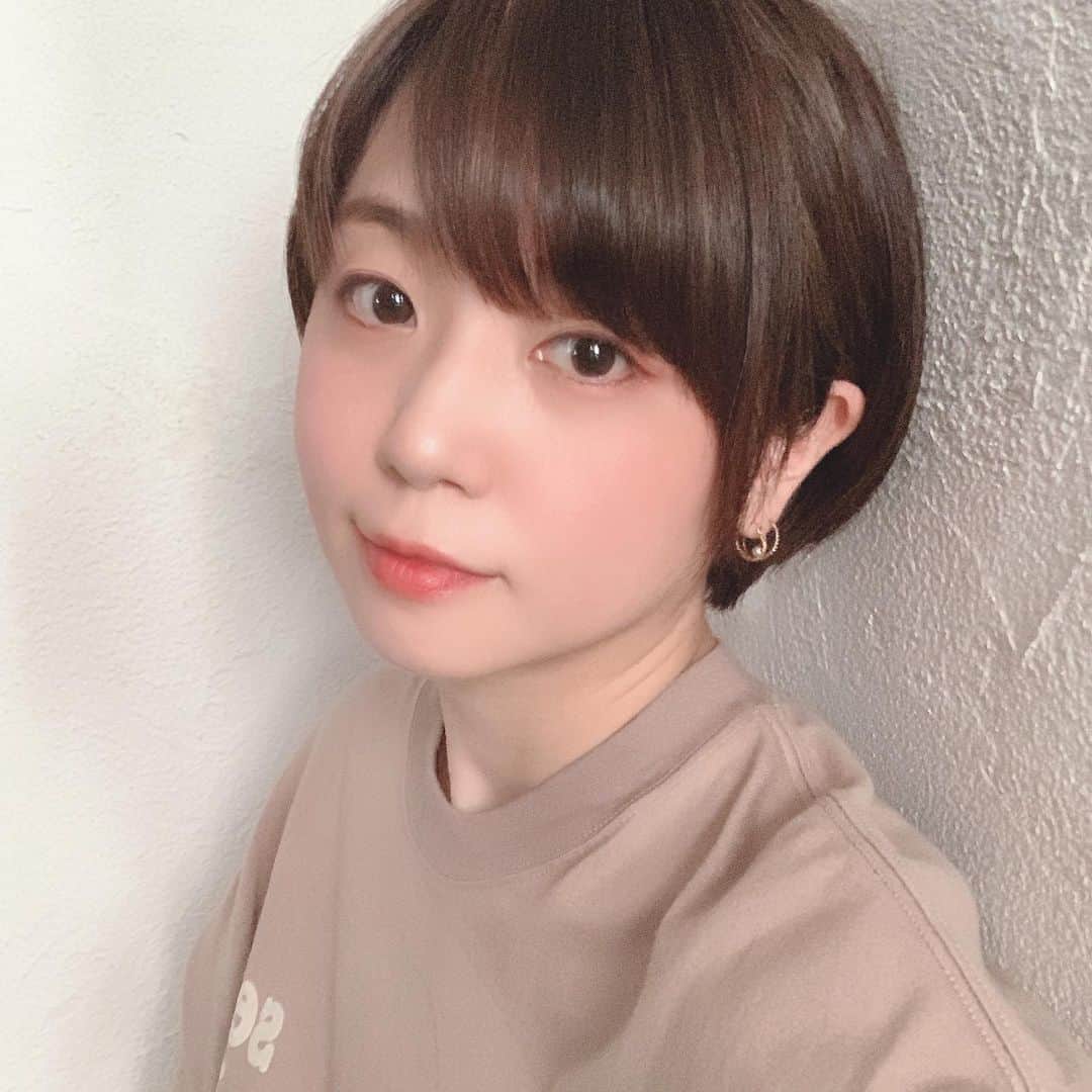 星村麻衣のインスタグラム：「暑いのでショートにしてもらいました✂️軽い軽い😊 #haircut  #hairstyle  #ショートカット #ショートヘア」