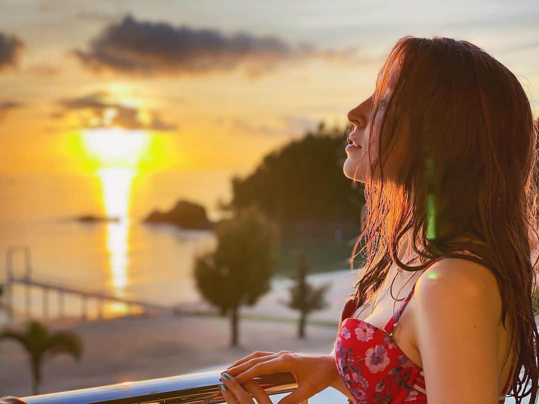 Lisaのインスタグラム：「人生で見た一番綺麗なサンセットの一つ #サンセット #海 #夏 #赤 #ビーチ #綺麗 #sunset #sea #summer #beach」