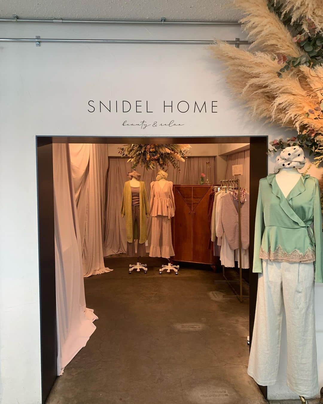 近野莉菜のインスタグラム：「8.5(wed)8.6(thu) SNIDEL HOME 初の展示会でした。  「着るほどに、きれいになる。」 BEAUTY HOME DRESS  をコンセプトに、テキスタイルに植物成分を配合するなど、素肌の美しさについても配慮しているホームドレスになっています。  沢山の方にご好評を頂いて、とても嬉しかったです。  9.1(tue)にDEBUTです🤍  是非、宜しくお願い致します☺️  #SNIDELHOME  #スナイデルホーム  #BEAUTYHOMEDRESS #美容パジャマ  @snidel_home_official」