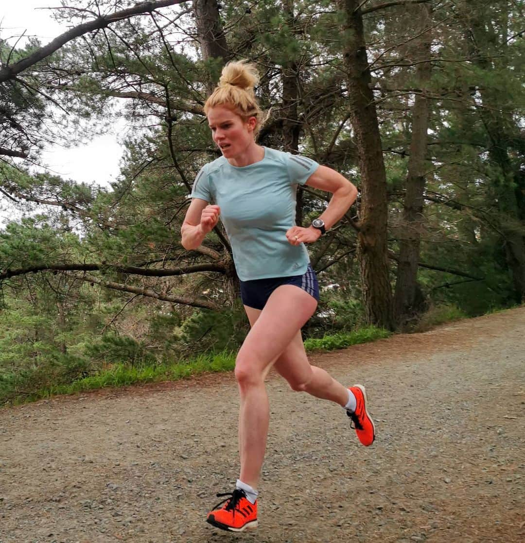 アンジェラ・ペティさんのインスタグラム写真 - (アンジェラ・ペティInstagram)「Hill repeats this morning 🏃‍♀️⛰️ #thegrind 📷@speedmonstar」8月8日 13時35分 - angie_run800m