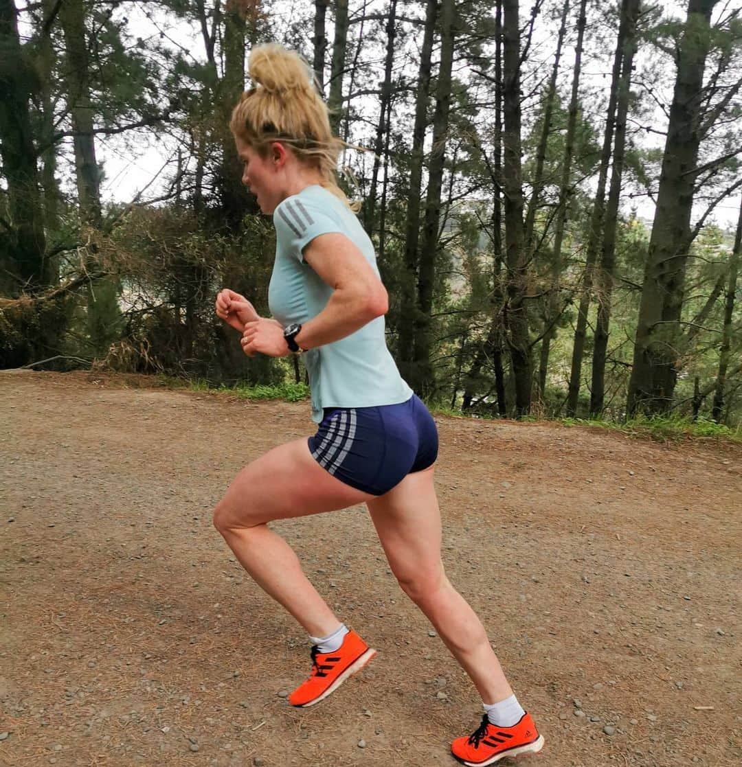 アンジェラ・ペティさんのインスタグラム写真 - (アンジェラ・ペティInstagram)「Hill repeats this morning 🏃‍♀️⛰️ #thegrind 📷@speedmonstar」8月8日 13時35分 - angie_run800m