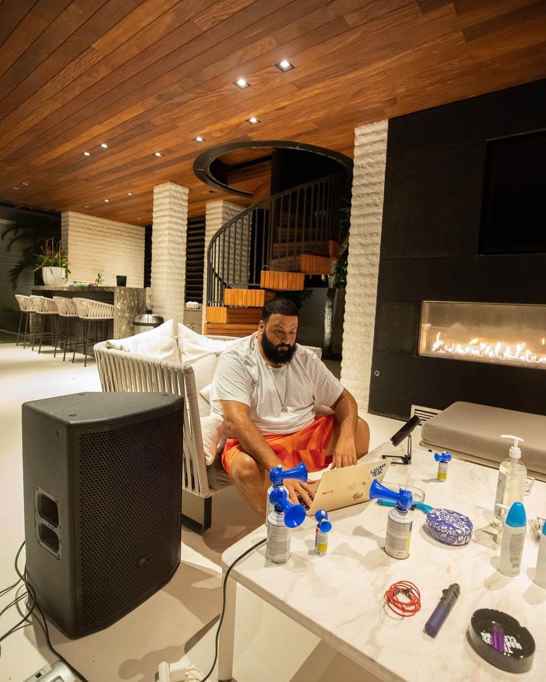 DJキャレドさんのインスタグラム写真 - (DJキャレドInstagram)「When you focused and not letting THEY break your vision suddenly you be doing the impossible .  I AM KHALED KHALED  The album this year . 12 th studio album So you know I do it for my kids so jus know 🤲🏽」8月8日 13時43分 - djkhaled