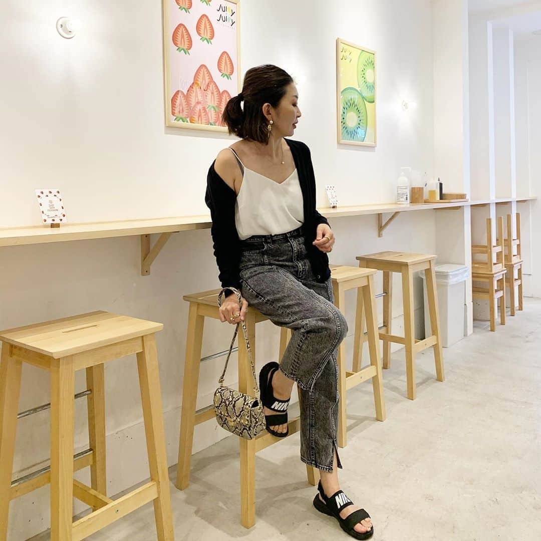 ayakonbubuさんのインスタグラム写真 - (ayakonbubuInstagram)「この前の🥰  キャミ　#handm カーディガン　@uniqlo_ginza   バッグ　ボトム　@gu_for_all_  #gu新作  #フロントスリットテーパードジーンズ   ----------------------------------------------------- ______________________________  ______________________________  #uniqlo#uniqloginza  #ユニクロコーデ #ユニクロきれいめ部  #mamagirl_sugotoku  #アラフォー#アラフォーファッション#ユニジョ#カジュアル#大人カジュアル #ママコーデ#ママファッション #読モ#ユニクロ#gu_for_all #ジユジョ#gu夏コーデ2020 #みんなのguコーデ #locari」8月8日 13時46分 - ayakonbubu