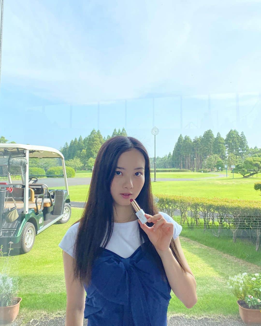 青山舞莉のインスタグラム：「𝐄𝐬𝐭𝐞𝐞 𝐋𝐚𝐮𝐝𝐞𝐫 𝐏𝐮𝐫𝐞 𝐂𝐨𝐥𝐨𝐫 𝐄𝐧𝐯𝐲 𝐂𝐫𝐲𝐬𝐭𝐚𝐥 𝐒𝐜𝐮𝐥𝐩𝐭𝐢𝐧𝐠 𝐋𝐢𝐩𝐬𝐭𝐢𝐜𝐤  @esteelauder さんから8月1日に発売されたピュアカラーエンヴィクリスタルリップスティック  「婚活リップ」「幸せリップ」とも呼ばれてきた可愛らしくて幸せを引き寄せてくれるリップだよ。お勉強も捗って、最後の課題も終えて幸せ🤍  色はこの２つ #564クリスタルベビー #573パッションフルーツ 写真でリップにしているのはパッションフルーツの方！  @esteelauderjapan #幸せリップ #エスティローダー #esteelauder」