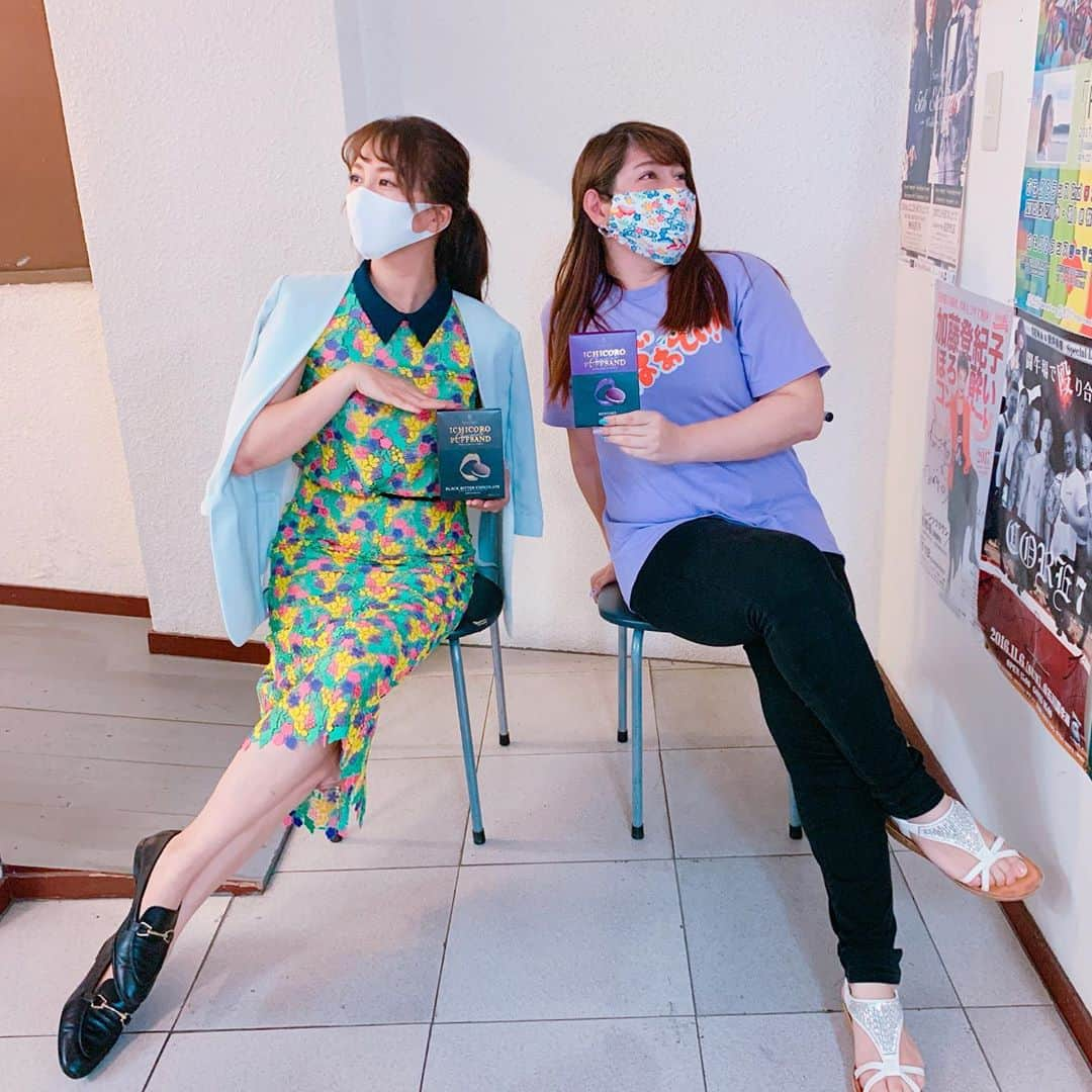 崎山一葉さんのインスタグラム写真 - (崎山一葉Instagram)「>>>📻...... ・ ・ 昨日は『赤嶺かなえのまぎぃ女優はあわてぃはぁてぃ』にゲスト出演させていただきました♪  就寝前のお時間なので、ゆるりと喋ろうと思ったのですがついついお昼のテンションで喋ってしまいますね🤭 楽しかったもので、つい。  メールやツイキャスもありがとうございました✨ お呼びいただき、感謝しています💗 ・ sweet devilのイチコロを手土産にお持ちして、PUZOのケーキをお土産にいただきました🥺  ありがとうございました💗  #赤嶺かなえ #崎山一葉」8月8日 13時54分 - kazuha_sakiyama