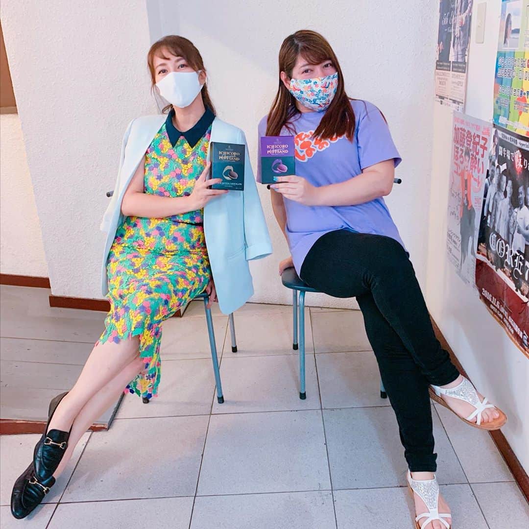 のインスタグラム：「>>>📻...... ・ ・ 昨日は『赤嶺かなえのまぎぃ女優はあわてぃはぁてぃ』にゲスト出演させていただきました♪  就寝前のお時間なので、ゆるりと喋ろうと思ったのですがついついお昼のテンションで喋ってしまいますね🤭 楽しかったもので、つい。  メールやツイキャスもありがとうございました✨ お呼びいただき、感謝しています💗 ・ sweet devilのイチコロを手土産にお持ちして、PUZOのケーキをお土産にいただきました🥺  ありがとうございました💗  #赤嶺かなえ #崎山一葉」