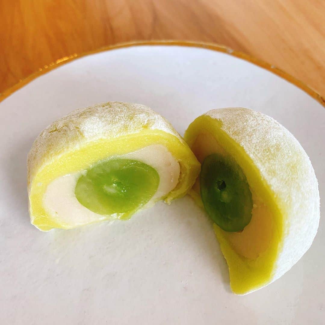 のインスタグラム：「マスカット大福✨😋  今年も指原サマからいただいたマスカットを食べながら、大福も堪能しています❤️ いい夏だ…✨😋  #シャインマスカット」
