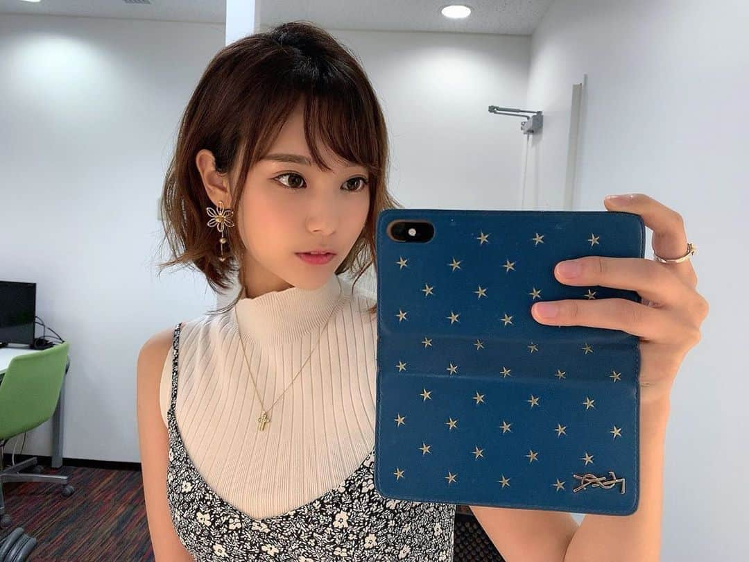 西原愛夏さんのインスタグラム写真 - (西原愛夏Instagram)「なんか今日めずらしい服きてるぞ レース予想中。。♡  #まなか予想 #ミッドナイト競輪 ･ ． 【最新告知】 🔻AbemaTV ミッドナイト競輪 出演中 🔻新作DVD 発売中！( イベントは8/16 予約受付中♥︎ ) 🔻8/22 グライフ撮影会 ( こちらも予約受付中♡) 🔻6/30発売 ｢エンタメ！｣ 掲載‬ 🔻7/8発売「グラドル大胆ボディ大集結SP」掲載 🔻7/15発売 ｢EX大衆｣掲載 🔻7/29発売 「週刊実話」表紙 🔻8/5 発売 アサ芸Secret! vol.65 掲載 ． ． 【その他告知情報】 ✨小学館 ｢月刊＋｣電子写真集 発売中 ✨2020年公開予定 映画｢グレーゾーン｣ 黒崎一葉役 ✨エレアリーナイトブラ モデル 発売中 ✨LINEスタンプ『歯科衛生士アイドル西原愛夏』発売中 ✨バスケメディアサイト Shot Clock🏀モデル . . 👑西原愛夏プロデュースブランド『M collection』open ブランドアカウント(@m.collection2020 ) ． ． ． Twitter🕊＆TikTok👑 manakanishihara で検索 ． ． #西原愛夏#歯科衛生士#現役歯科衛生士#歯科衛生士タレント#歯科#白衣#タレント#グラビア#アイドル#女優#コスプレ #Cosplay#talent#model#idol#Japanese#japanesegirl#dentalhygienist #탤런트#아이돌 #치과위생사 #치과 #日本女星#天赋#偶像#型号#撮影#撮影モデル」8月8日 19時22分 - manakanishihara