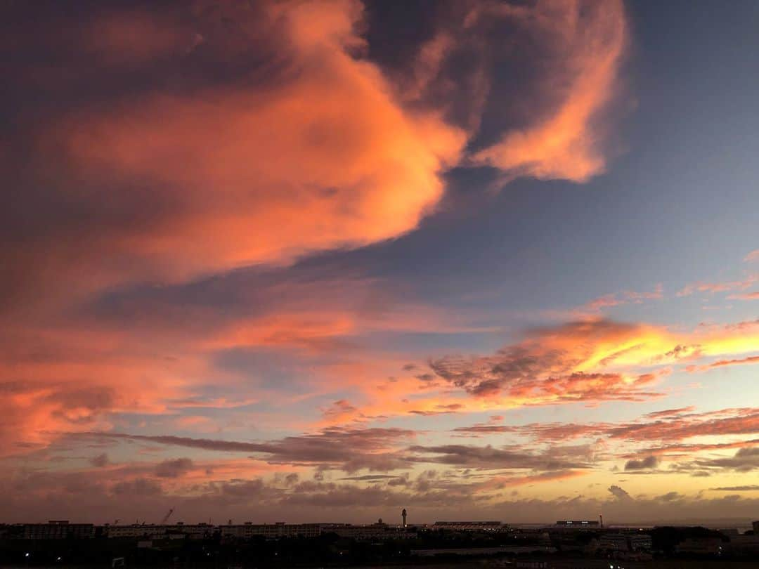 清水直行さんのインスタグラム写真 - (清水直行Instagram)「沖縄、夕日。 今日もお疲れ様でしたー。  #okinawa #沖縄  #夕日 #ゆうやけ #空 #そら  #sky #clouds」8月8日 19時23分 - naoyuki_shimizu_