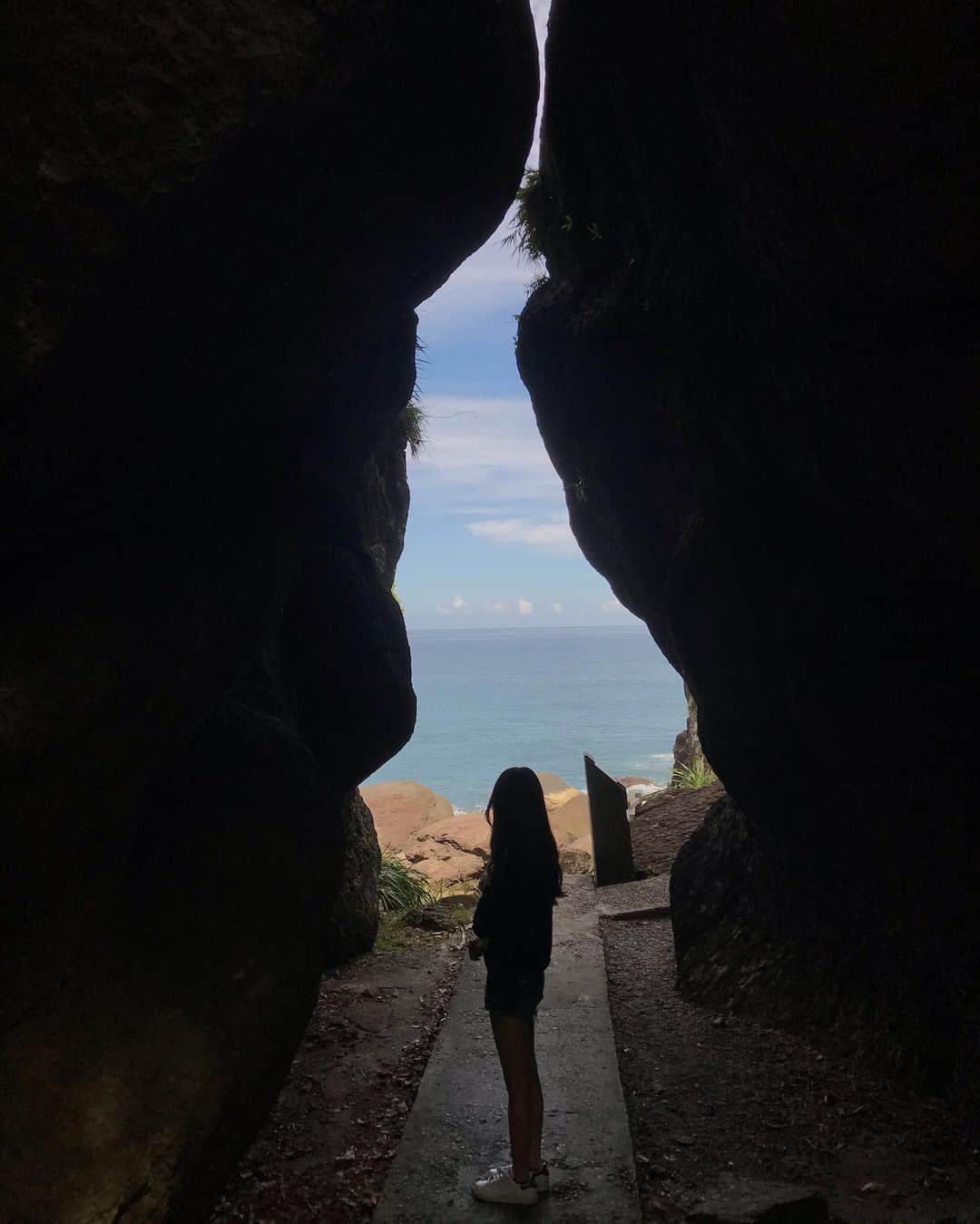 羅晴のインスタグラム：「📍北關海潮 一線天 分享一個人煙稀少又好拍的秘密景點 Have a nice day🤭🤭   #宜蘭 #宜蘭景點 #yilan」