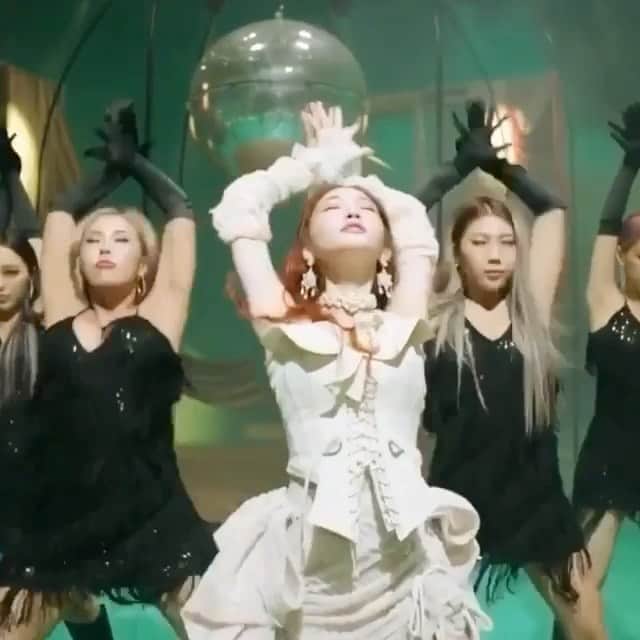 ジェアのインスタグラム：「뒤늦게 빠져듬 🌙🔥🔥 라틴느낌 느무 좋아!! 같이 춤추고 싶다 👀😎 #청하  #play」