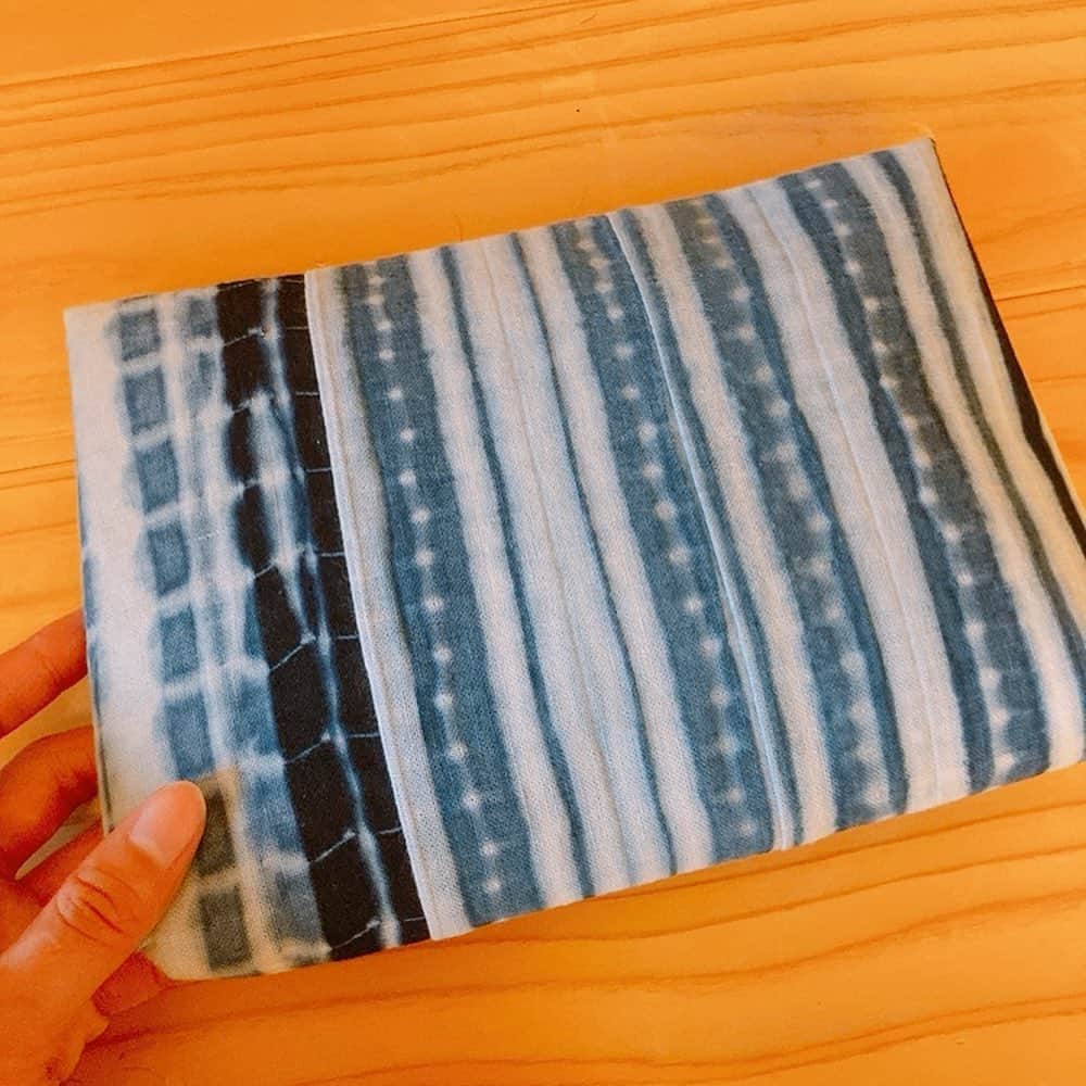 佐藤千晶のインスタグラム：「阿波藍染め、素敵。 一目惚れしました☺️  ※3枚めの店内の写真はお店の方に許可いただいて撮影させていただきました✨  #阿波藍染め #阿波藍染の小物 #徳島県 #クラッチバッグ #ポーチ #和小物 #村上千晶　さん #ロペエターナル」