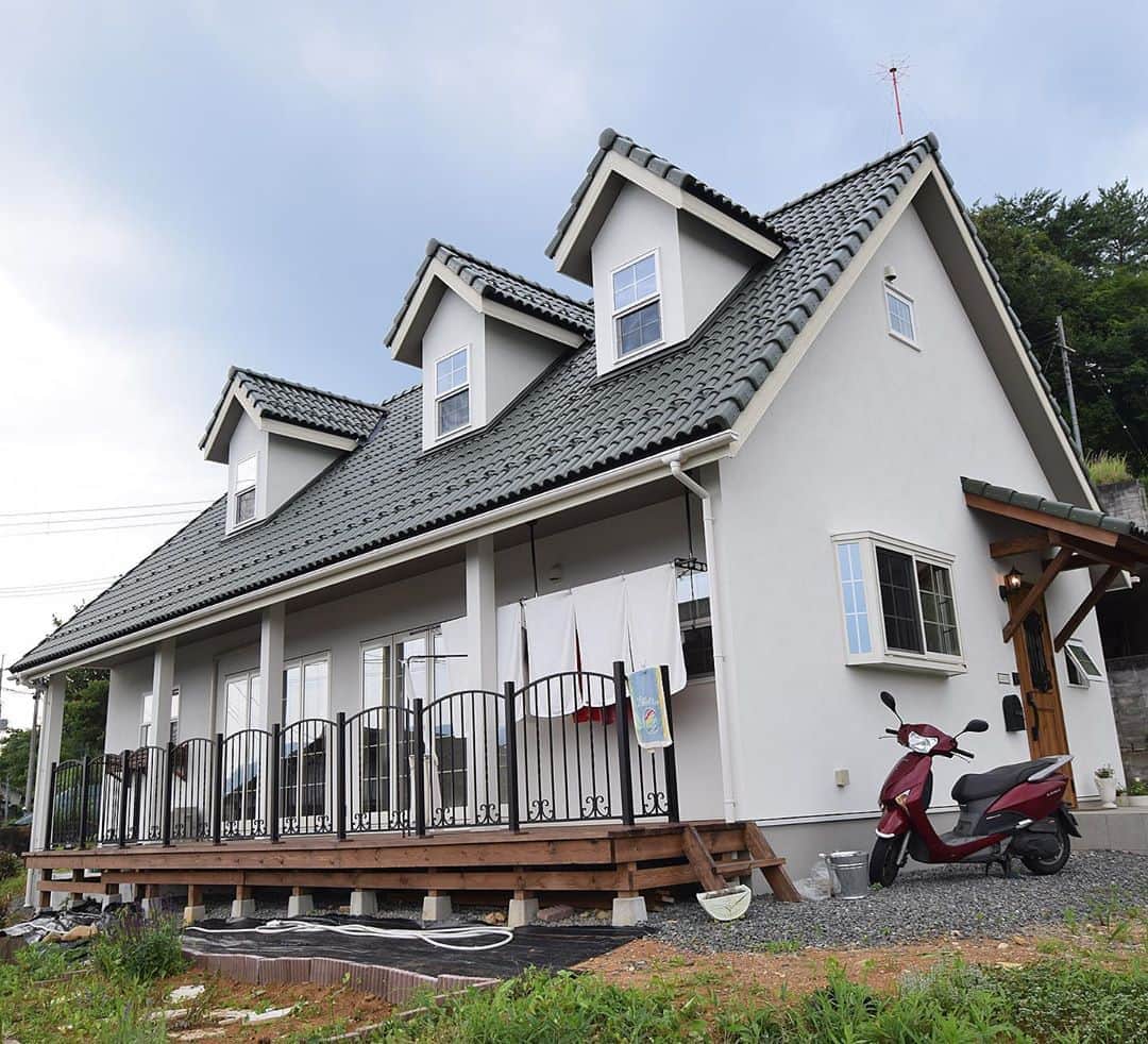 homelife 夢を叶える暮らし方さんのインスタグラム写真 - (homelife 夢を叶える暮らし方Instagram)「【三角お屋根のカントリー調のおうち】 . 小高い丘に建つ三角お屋根が目立つおうちです☺ 自由設計なら、理想のマイホームが実現できますよ～！！ . こちらのお家はアーキホームライフのお施主様邸の施工写真です。 その他の施工写真は、 @homelife_gallery のURLからご覧いただけます。 . 家づくりの資料請求はコチラから @homelife_shiryou . . #外観 #外観デザイン #三角屋根 #カントリー風 #自然素材の家 #施工事例 #バルコニー #とんがり屋根 #エクステリアデザイン #デザイン住宅 #こだわり #イエスタグラム #ナチュラルな家 #ローコスト住宅 #マイホーム #夢のマイホーム #間取り #シンプルな暮らし #暮らしを楽しむ #注文住宅 #自由設計 #デザイン住宅 #リノベ #リフォーム #homelife_京都 #homelife_大阪 #homelife_兵庫 #ホームライフ #ホームライフ100 #アーキホームライフ」8月8日 14時10分 - archihomelife_official