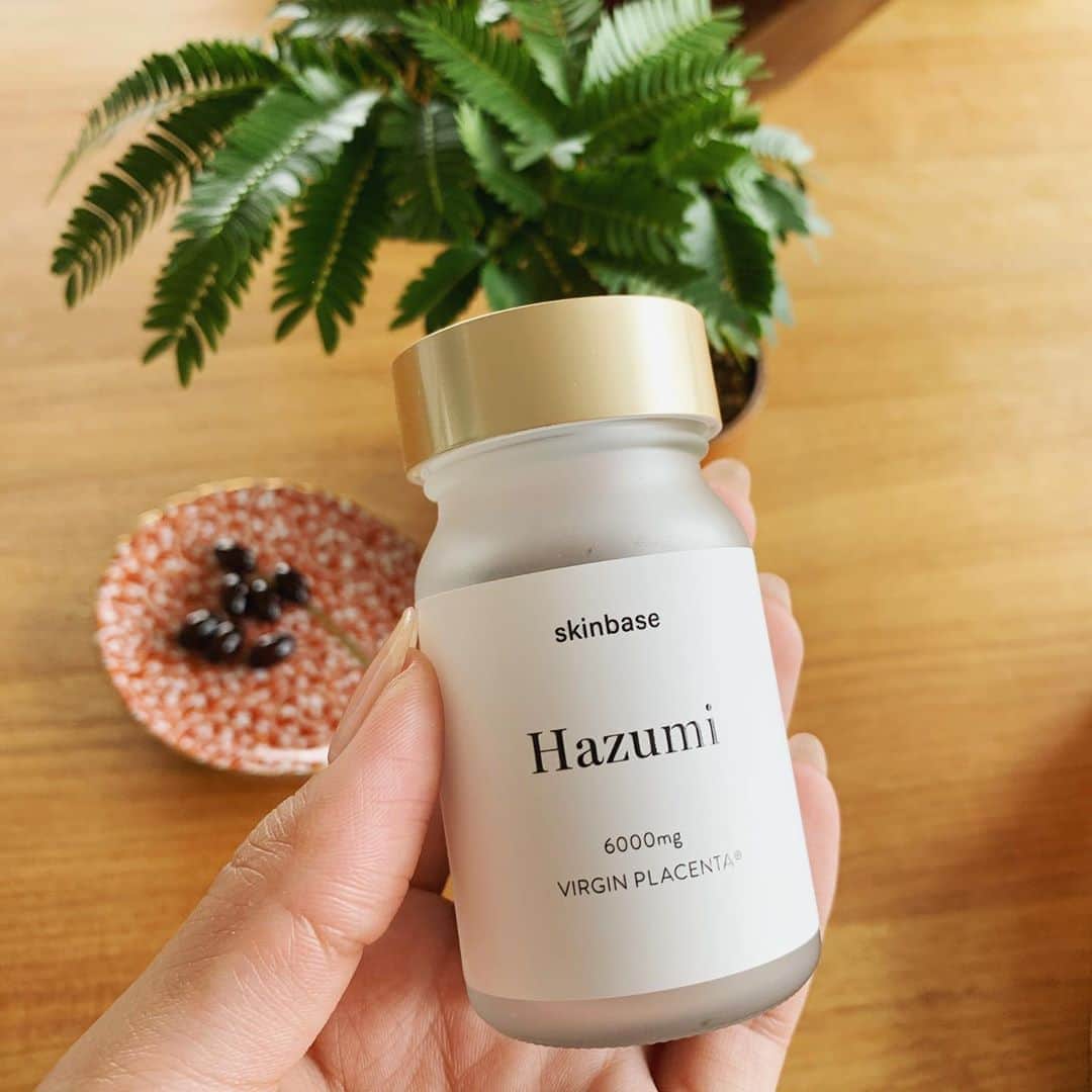 のインスタグラム：「最近寝る前に飲み始めたサプリ😊  バージンプラセンタ配合のサプリメント @hazumi.skinbase   色々とサプリなどの内服する美容を試していますが、生プラセンタは聞いたことあるけどバージンプラセンタは初耳。  「生プラセンタ」は 生のままで使用すると安全性に懸念が生じてしまいます。   そこでバージンプラセンタは国立大学ウイルス研究所との共同研究により、  低温加熱法などで徹底的にウイルスや細菌を除去しつつ、 豊富な栄養分を残す ことに成功しています。  徹底した衛生管理の下で育まれた新鮮な胎盤のみ を使用し、  独自の 高濃度細胞液抽出法により、 胎盤の細胞からエキスをそのまま抽出しています。  最先端の技術で生まれたサプリなので安全性は確かだし、 一般のプラセンタよりアミノ酸、ヒアルロン酸、ミネラルの含有量も多いので効果も期待できそう😊  #hazumi #skinbase #バージンプラセンタ #美容備忘録」