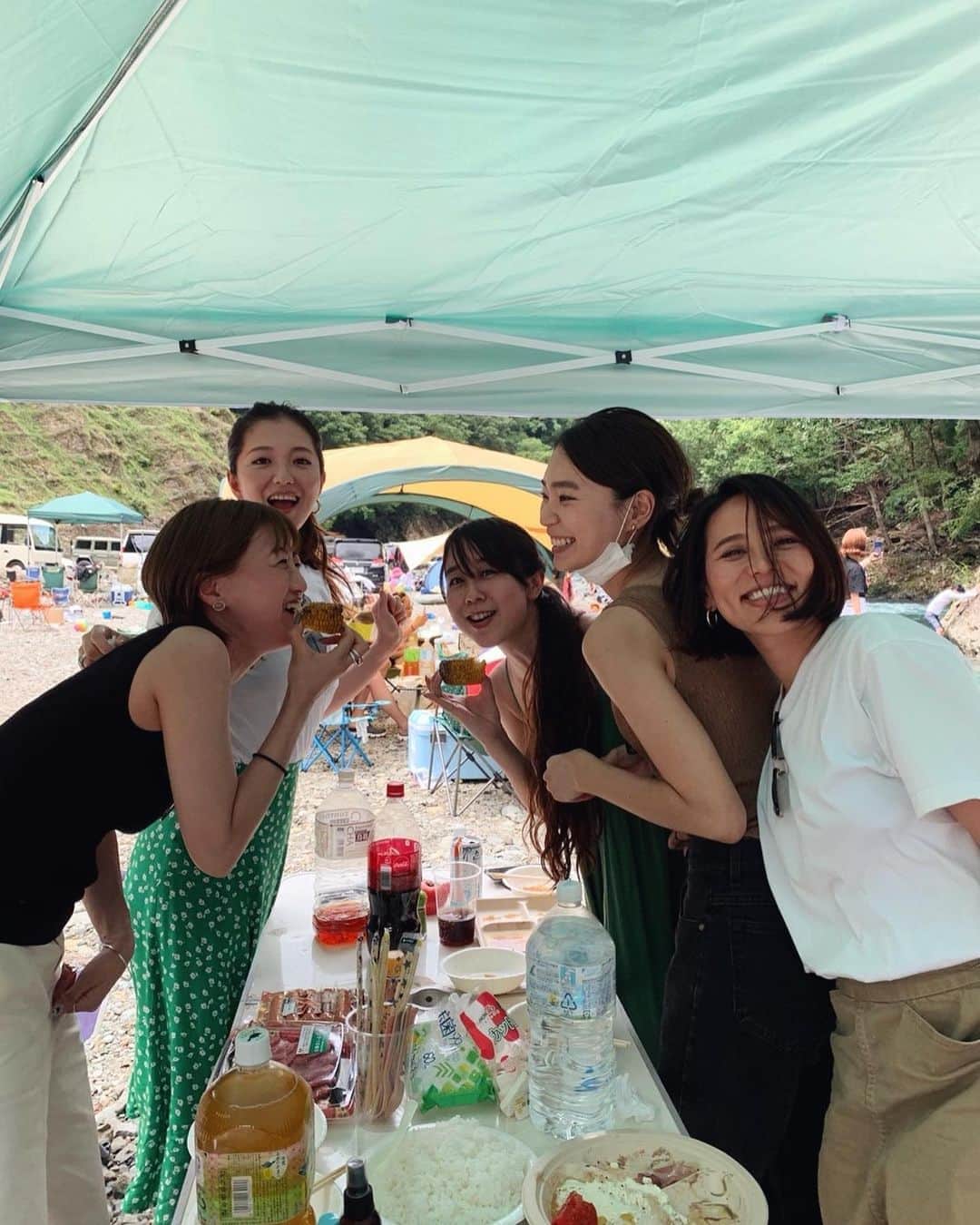 上原歩さんのインスタグラム写真 - (上原歩Instagram)「summer mood❤️🌈🌈🌈 ・ BBQをして 川に飛び込んで お誕生日までお祝いしてもらいました💖 2020年夏の最高の思い出！！ みんなありがとう🥰✨」8月8日 14時20分 - ayumiuehara