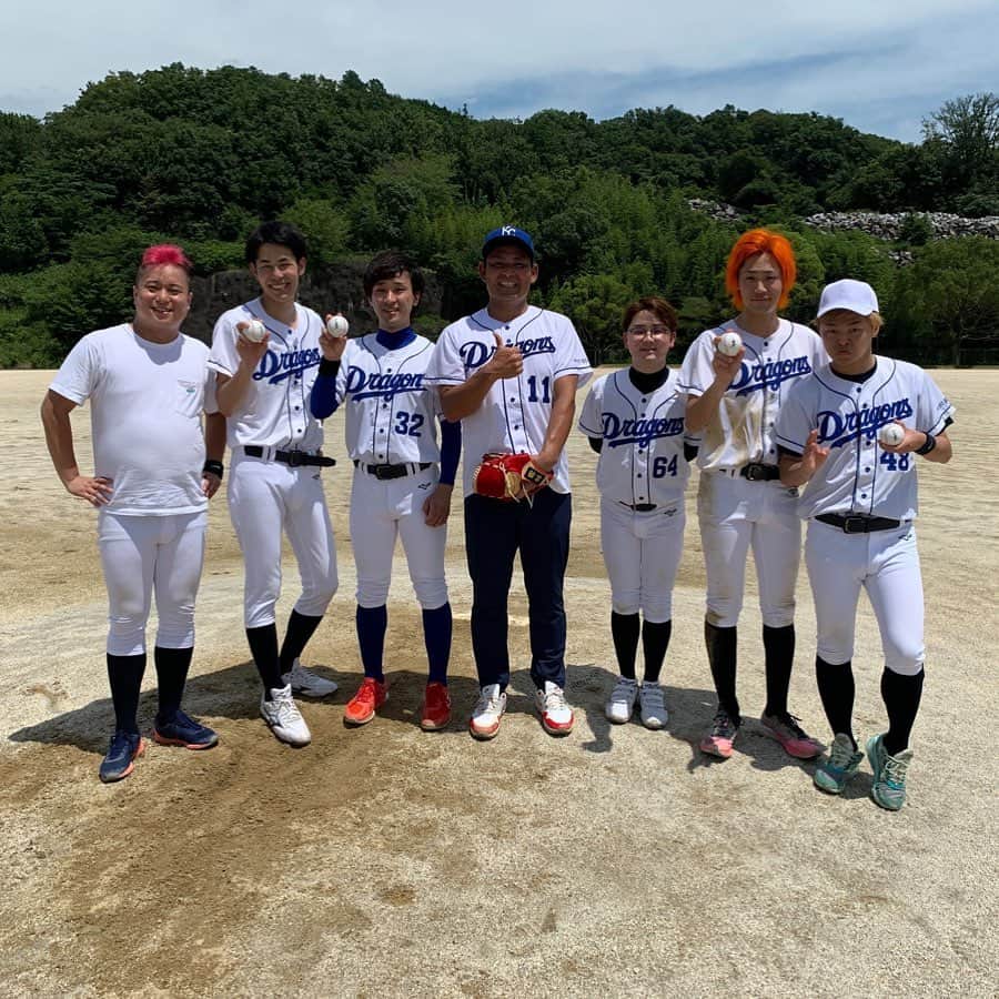 としみつのインスタグラム：「川上憲伸さんとガチ対決！ 僕らが子供の頃の中日ドラゴンズの大エース。光栄すぎました。。  サインボールを目の前で生で書いてもらったときは興奮しました…  ありがとうございました！  #川上憲伸 #東海オンエア #カットボール」