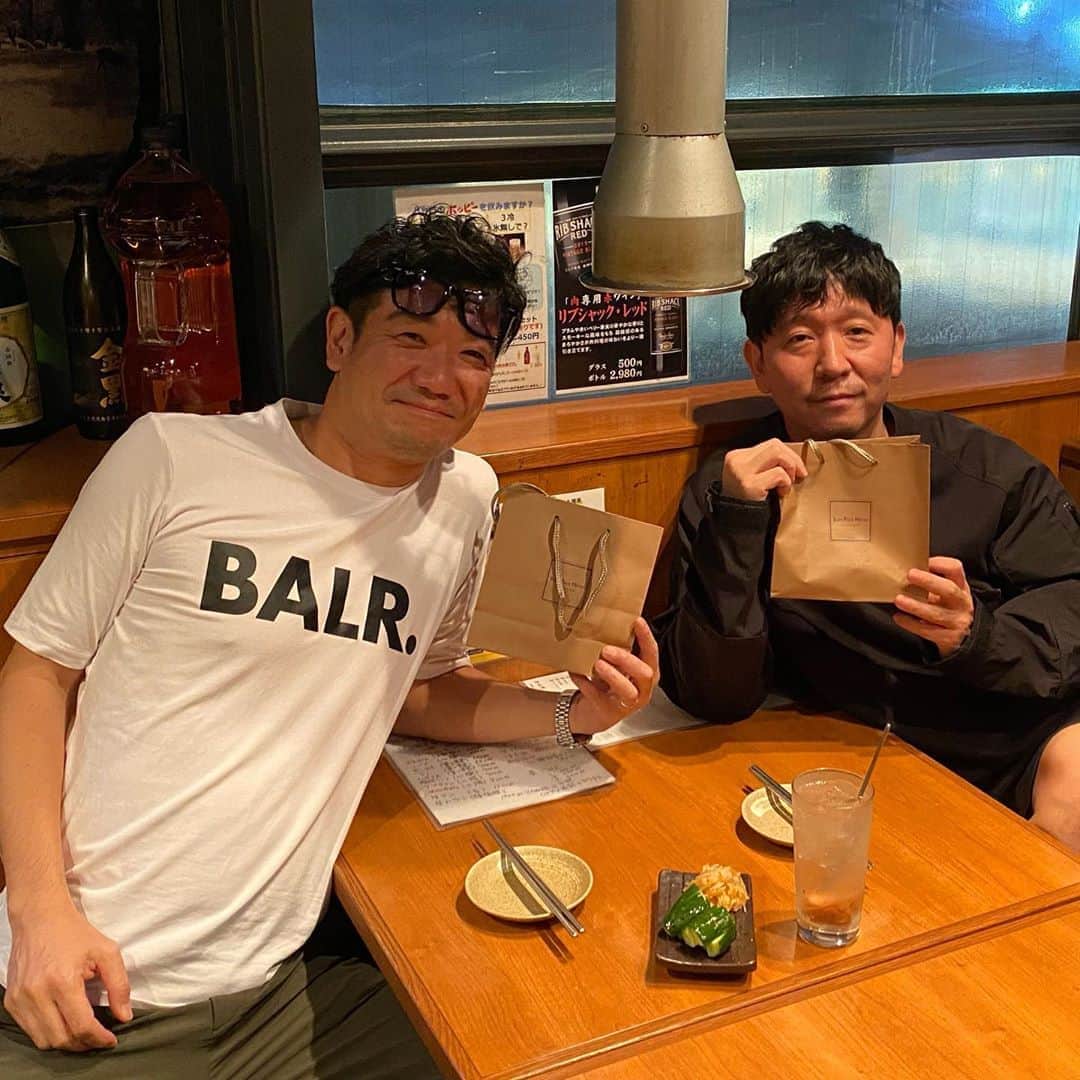 Taku Takahashiのインスタグラム：「大ちゃん ☆Taku Takahashiとしてではなく、高橋拓としての投稿。だからあえてサングラス無しで😎  大ちゃんと初めて会ったのはアメリカ留学中。初めて会った時からめちゃくちゃ波長があって意気投合。親戚の家にホームステイしてたんだけど、いつも一緒に遊んでたから、うちに居候することになって毎日遊んでた。  別に喧嘩しないことがいいこととは言わないけど、これだけ長い付き合いなのに、彼とは今まで一度も喧嘩したことなくて。優しい半面ストイックなところが合うのかな。会話のリズムもすごく合うし、ホンワカな雰囲気なのに頭の回転も速い。お互いバカだなと思う人が苦手(悪い表現でごめんなさい🙄笑)。  僕が間違っていたら優しく僕がわかるように忠告してくれて、いつも本音で話してくれる。なんかあったら、様子がおかしいなって察知してくれるんだけど、僕が言うまではそのトピックにあえて触れなかったり。一緒にいると安心できる。  嬉しいことがあったらお互いに喜び、辛いことがあったら支えあう仲。いや、むしろ支えられてることの方が多いな。音楽活動を始めた時からずっと応援してくれてた。大学休学してたとき、大泣きして吐くくらい（笑）の大失恋をしたときも誰よりもいちばん心配してくれて、一生心に残る言葉を残してくれた親友。ちょうどそのあとにm-floが本格的にスタートしたんだったな。彼がいなかったら立ち直れなくて今のm-floもなかったかもしんない。弱いな、俺（笑）。  お互い、忙しくて会う機会が少なくなってたんだけど、そんなの関係なく親友のまま。僕にとってすごく大切なお店で久しぶりにお互いの近況報告を話したり、僕が大好きなメニューを感動してくれて嬉しかったひととき。仕事柄、もしくは僕の性格的についつい「孤独」を感じてしまうのだけど、実はそうではないよ、ってのをちょっとだけ思い出させてくれる。それが大ちゃん。」