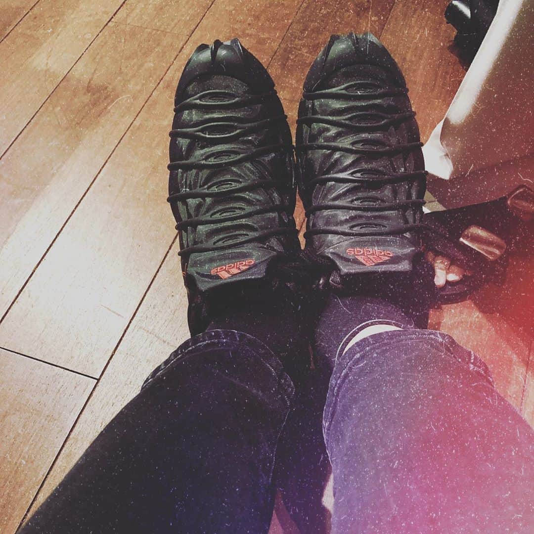 沢村玲/REIのインスタグラム：「最近暑いですね〜( ˊ̱˂˃ˋ̱ )  頑張って乗り越えてこうぜ！  最近お気に入りのMy shoes!!  チラッと謙信の足元(ﾟωﾟ)  #暑い #謙信 #Y3」
