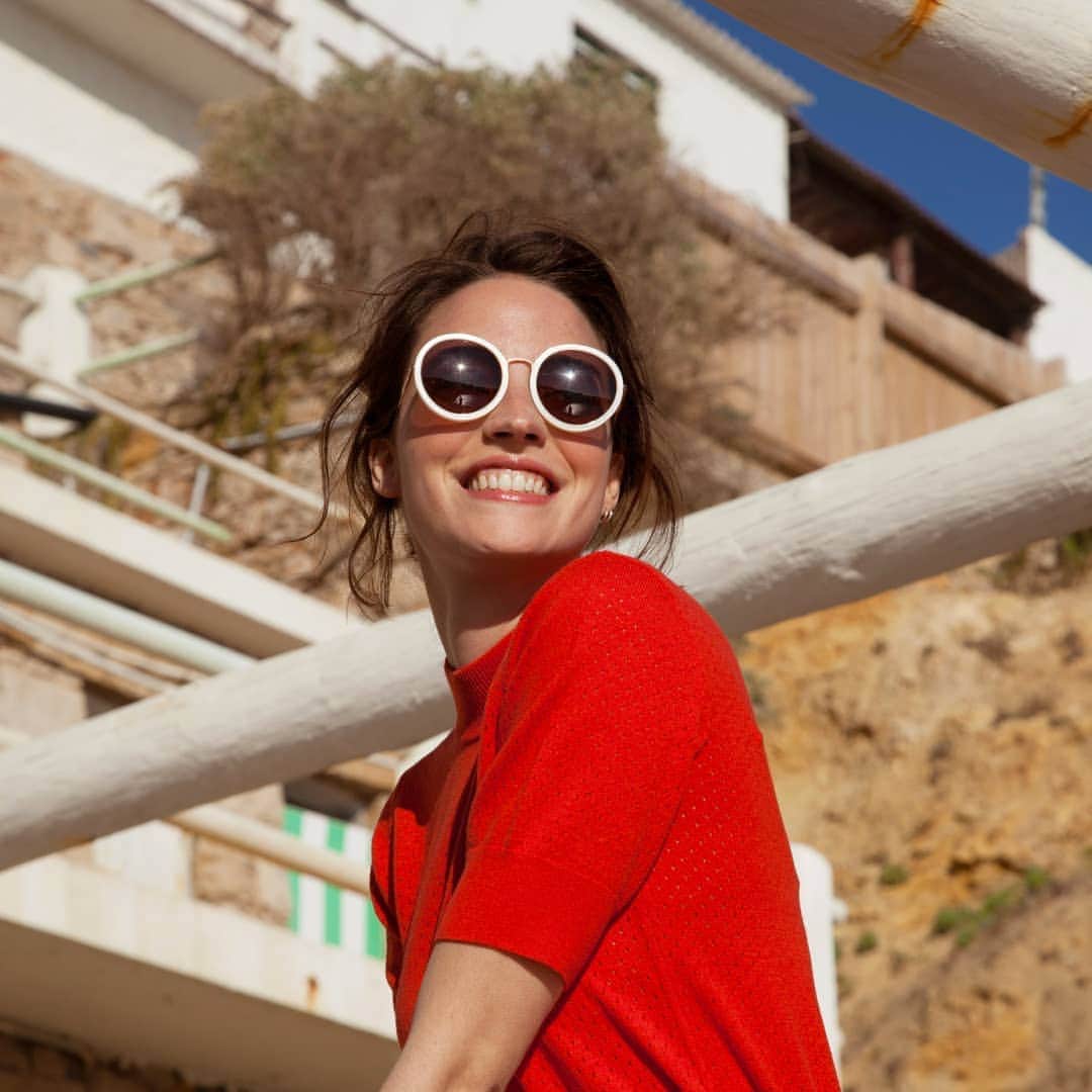 ベンシモンのインスタグラム：「Happy news ! 💫 Pour fêter les vacances on a décidé de vous gâter : tout le week-end profitez de -10% supplémentaires sur nos produits soldés avec le code SUMMER10 en ligne et dans nos boutiques ! 💛 (lien dans la bio) ​🇬🇧 Happy news ! 💫 To celebrate the holidays we have decided to spoil you: all weekend enjoy an extra -10% with the code SUMMER10 online and in our shops! 💛 (link in the bio) ​#bensimon #bensimoncollection #mode」