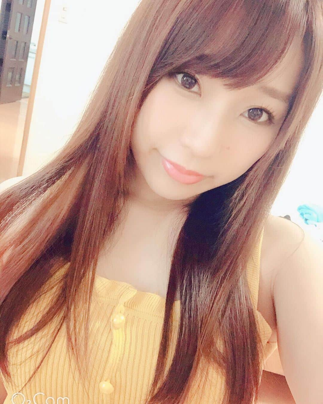 八乃つばさのインスタグラム：「🌼💛💛  #撮影 #黄色 #きいろネイル #ハマった 🐥」