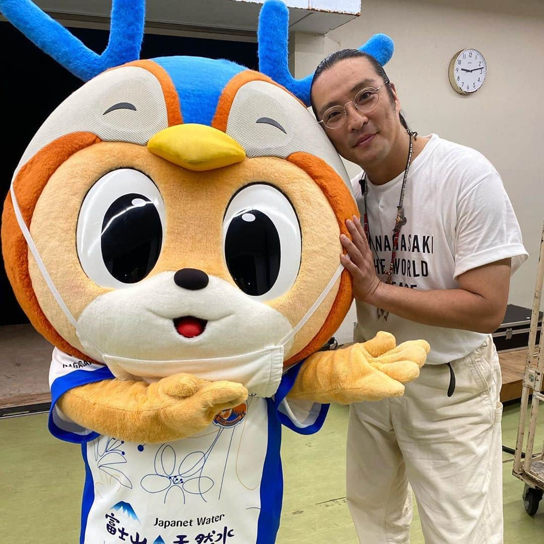 ヴィヴィくんさんのインスタグラム写真 - (ヴィヴィくんInstagram)「きのうは稲佐山音楽祭のぼくのでばんがおわったあと、稲佐山のてんぼうだいからのやけいもまんきつ🐥✨ハートのライトもはっけんしました💕 . びわのミルクセーキもたべましたよ💡 まだかなぁ～、おなかぺこぺこです😋 . うちあげはなびもとってもきれいでした🎆 あたまのうえできらきらいっぱい✨✨た〜まや〜＼(^o^)／✨✨ . ほうそうしゅうりょうご、若旦那さんにもごあいさつできました＼(^o^)／ おうた、とってもすてきだったなぁ🐥🎤 . きょうは19じから徳島せん⚽️おうえんよろしくおねがいします🎶 #vvaren #vファーレン #vファーレン長崎 #長崎 #ヴィヴィくん #稲佐山 #稲佐山音楽祭 #世界新三大夜景 #おめめもおみみもおなかもだいまんぞく #おこづかいでかいました #あたまがはいらなくておみせのおそとでまちました #カブレラさんおたんじょうびおめでとうございます🎂🎉 #カブレラさんとぼくみたいなまるいはなびをみました○○」8月8日 14時49分 - vivikun_vvn