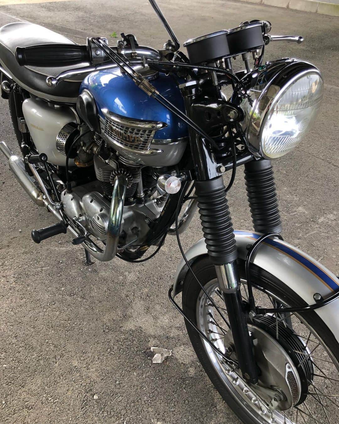 KIYOさんのインスタグラム写真 - (KIYOInstagram)「久しぶりにボニーで走りに出た。#1965 #triumph #t120r #bonneville #60s #1960s #650twin #amalcarb #bikestagram #bonnie #britbike #britishmotorcycles #caferacer #classicmotorcycles #classicbike #edwardturner #lewisleathers #madeinengland #modsvsrockers #ohv #paralleltwin #rocker #rockers #unitconstruction #t120 #tonup #tonupboys #triumphmotorcycles #vintagetriumph」8月8日 14時50分 - kiriko009