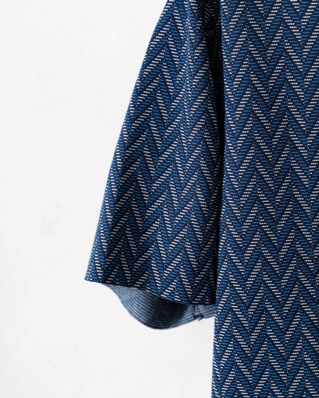 EDIFICEさんのインスタグラム写真 - (EDIFICEInstagram)「【Pattern Wジャガード オープンカラーシャツ】﻿ ﻿ ■デザイン﻿ ダブルジャガード編みで柄を表現したオープンカラーシャツ。﻿ リラックス感のあるサイズ感は非常にモダンな仕上がり。﻿ 袖口や裾、前端を裁ち切り仕様にすることで製品のエッジが効いており、見た目にもシャープで半袖シャツ特有の可愛さはなく、スマートな見え方に仕上がっています。﻿ ﻿ ■素材﻿ カットソー素材を使ったことで程よい伸縮性があり、着心地の良さを感じていただけます。﻿ 柄と色はブランドオリジナルで作成したスペシャルな素材。﻿ プリント柄とは違い編みで柄を表現することで生地の色や組織に奥行きがあります。﻿ ﻿ ﻿ ＊＊＊＊＊＊＊＊＊＊＊＊＊＊＊＊＊＊＊＊＊＊﻿ 裏地：なし﻿ 伸縮性：ややあり﻿ 光沢感：ややあり﻿ 生地の厚さ：少し肉感あり﻿ ＊＊＊＊＊＊＊＊＊＊＊＊＊＊＊＊＊＊＊＊＊＊﻿ ﻿ ﻿ Shirt : 【EDIFICE】¥13,000+tax﻿ No : 20071300305020﻿ ﻿ ﻿ ﻿ ﻿ ﻿ ﻿ ﻿ ﻿ ﻿ ﻿ ﻿ ﻿ ﻿ #edifice #edificeoriginal #shortsleeveshirt #mensshirt #summerfabric #newfabric #summerwear #opencollar #summerfabric #summerfashion #mensshirt #mensfashion #mensstyle #menswear #elbowsleeve #minimaldesign #shirtstyle #menwithclass #menwithstyle #menscoordinate #エディフィス #エディフィスオリジナル #半袖シャツ #半袖シャツ着こなし」8月8日 14時51分 - edifice.jp