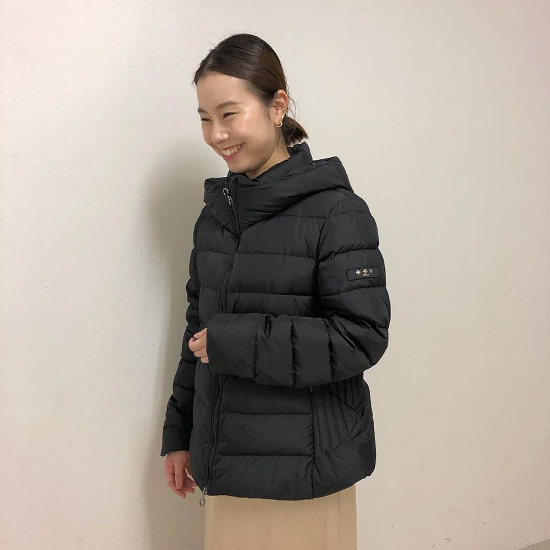 のインスタグラム：「. 【TATRAS (別注KOSAVA)】 . ファーを無くして着丈を1ブロック削り、 素材変更をしております☺️ . 品番: 64-18-0315 サイズ: 1. 2. 3 カラー: black. navy . #demiluxebeams #BEAMS #tatras」