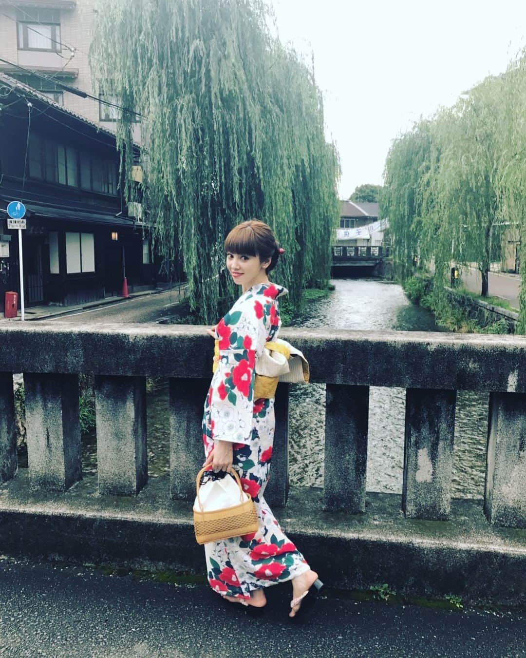 松下萌子のインスタグラム：「今年は浴衣の出番なしかなぁ。 着ない年も勿論あるけど 絶対着ないとなるとそれはそれで寂しい。 いつかの祇園祭🏮 #祇園祭 #京都 #浴衣」