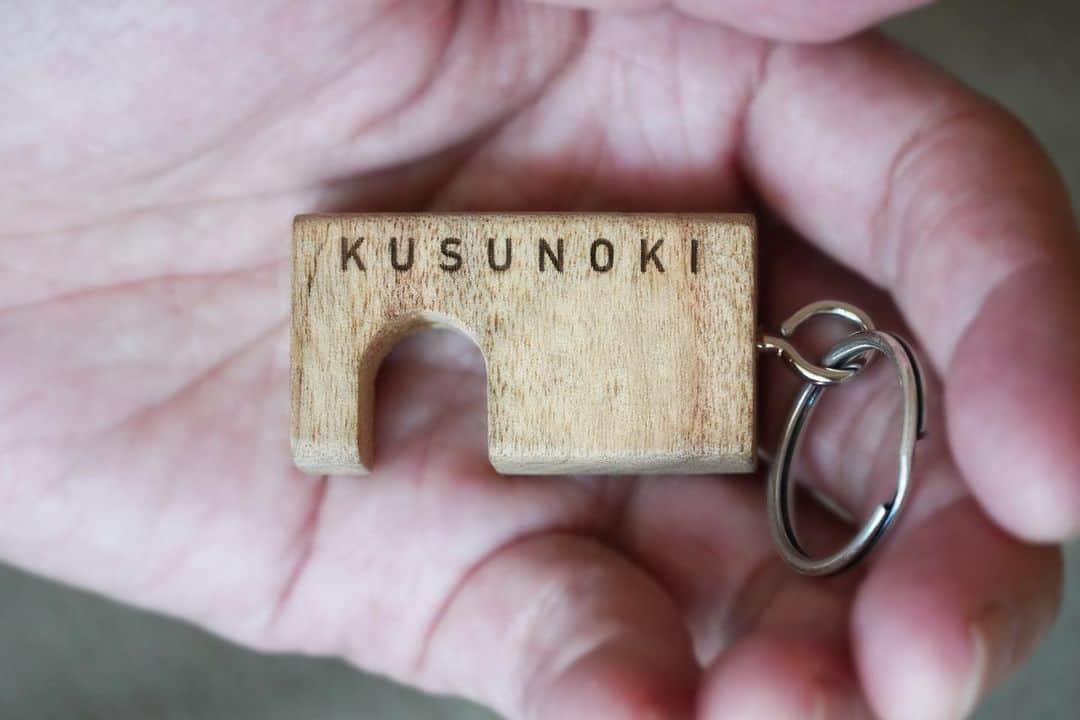 福山雅治さんのインスタグラム写真 - (福山雅治Instagram)「終戦から75年。僕ら人間よりも遥かに長く生きるクスノキ。そして今も長崎に生きる数々の被爆樹木。その中の一本であるこの被爆クスノキが教えてくれる「生命の逞しさと脆さ」を、KUSUNOKIプロジェクトを通じて伝えてゆけたら。福  #KUSUNOKIプロジェクト #KUSUNOKIキーホルダー #福山雅治 #BROS1991  ▼KUSUNOKIプロジェクト http://www.fukuyamamasaharu.com/mob/news/news_show.php?site=F&cd=11600  このプロジェクトの利益は長崎市が運営する被爆樹木の保全活動【クスノキ基金】に全額寄付されます。」8月8日 15時00分 - masaharu_fukuyama_official