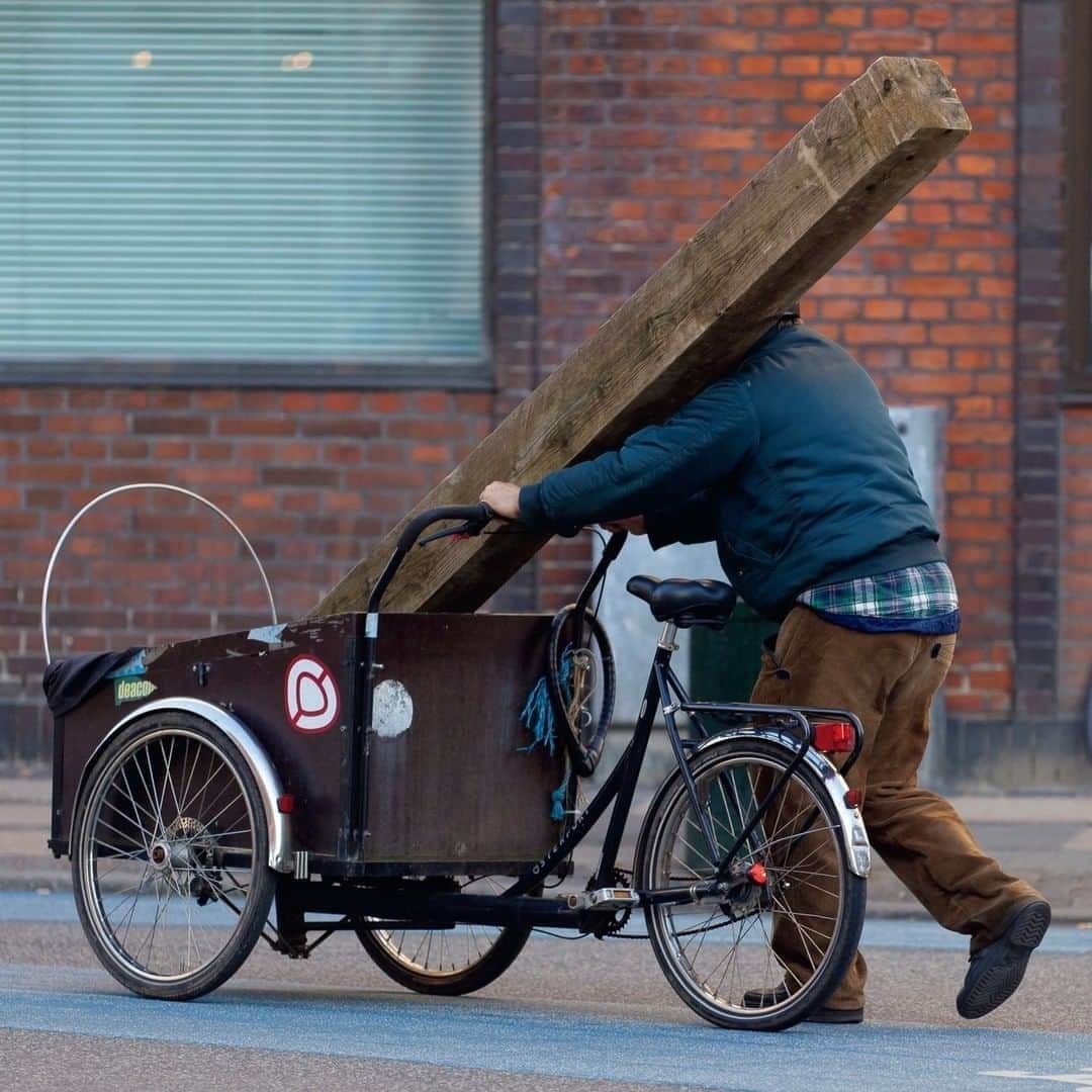 ブルータスさんのインスタグラム写真 - (ブルータスInstagram)「【いい自転車。★発売中】 コペンハーゲンを初めて訪れた旅行者が驚くのは、荷台が前にあるカーゴバイクの多さ。 荷台に子供の名前を書くのが盗難防止策だそう。 大型犬や子供、建材、サーフボードなど、何でも運べるカーゴバイク。 #BRUTUS #いい自転車 #自転車 #カーゴバイク」8月8日 15時00分 - brutusmag