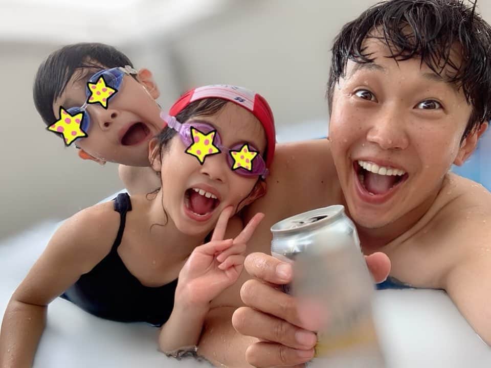 金子貴俊のインスタグラム：「午後は今日もプール！ そして、父は念願のプールで🍺 直射日光は辛いので、日除けもバルコニーにつけて、より快適に(^^) プール浸かって、本でも読もうかなー(^^)」