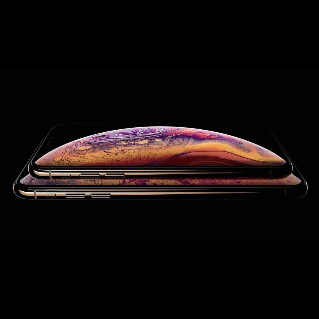 HYPEBEASTさんのインスタグラム写真 - (HYPEBEASTInstagram)「#hypebeasttech: @apple is reportedly working on an iPhone with a convex display. A recently filed patent suggests that the screen would be curved outwards and would wrap over the sides, which not only provides more display space but also gives the illusion of a slimmer device. A convex display would also create more room inside the phone and thus a chance for the tech giant to add more technology to its iPhone. Find out more details via the link in bio.⁠ Photo: Apple」8月8日 15時15分 - hypebeast