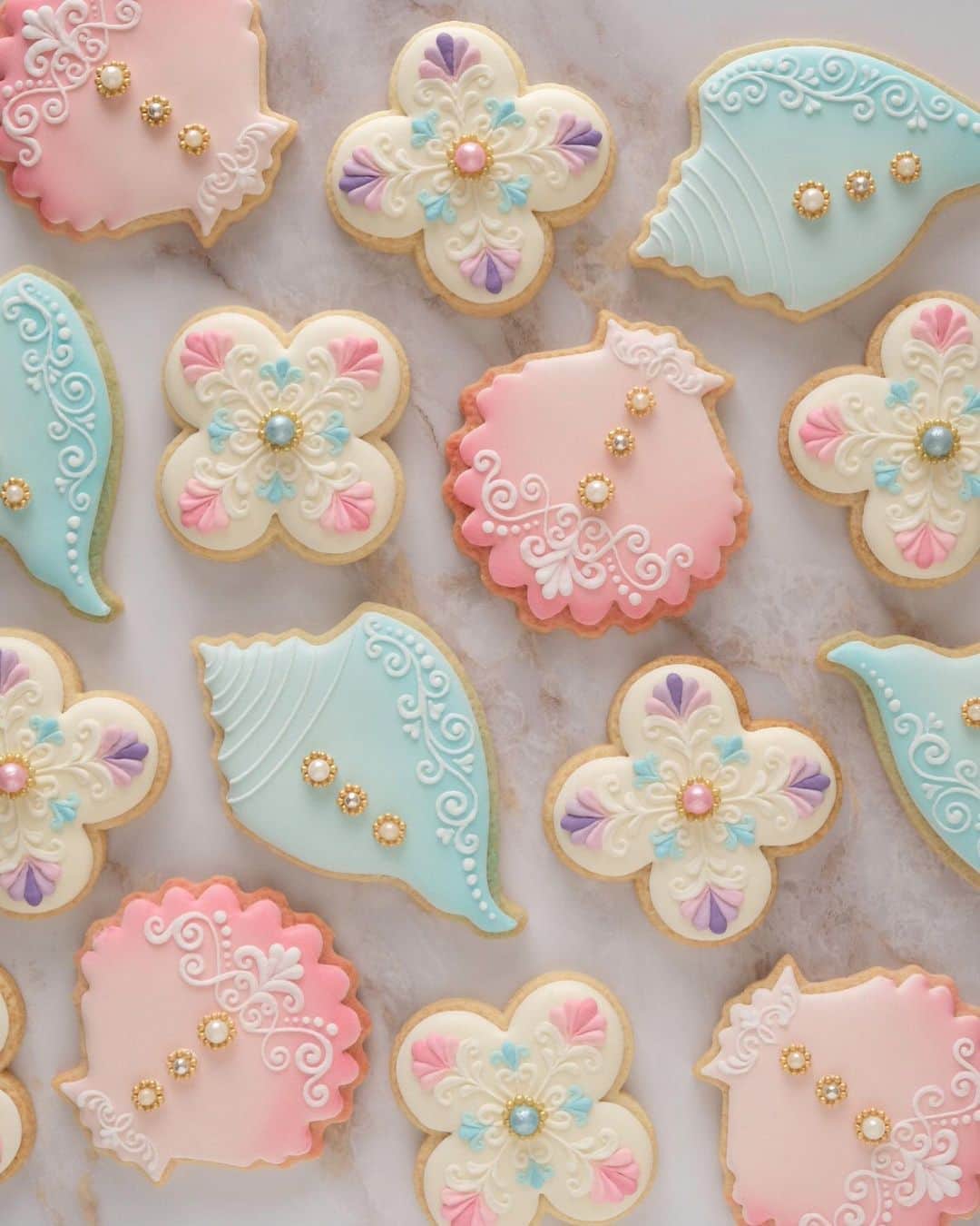 KUNIKAのインスタグラム：「You can eat it at the mermaid confectionery shop under the sea... 🧜‍♀️💭﻿ ﻿ 涼しげカラー🎐﻿ 日本に帰ってきて、作品作りを再開してもうすぐ1年。﻿ 四季に合わせて無意識にカラーバランスが変化していると気づいた。おもしろい🎨﻿ ﻿ #artofkunika」