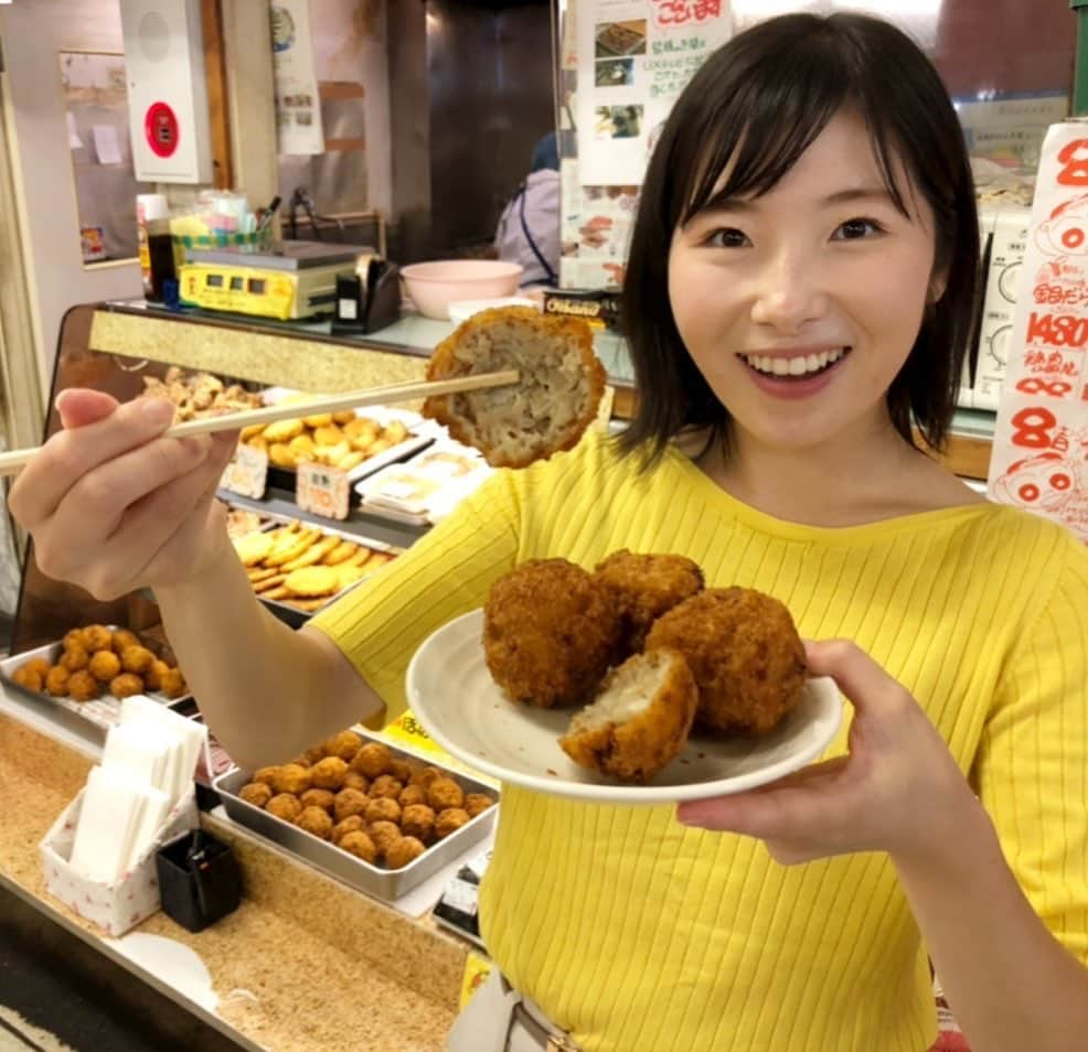 齋藤恵梨のインスタグラム：「. きょうのまるどりっ！は 「おらが町の人気スーパー夏休み特集」でした👌 . 中継は南魚沼から 1日に1000個売れる丸メンチをお伝えしました！ とってもジューシーで食べ応えがあって 美味しかったです❣️ . . #まるどりっ！ #新潟 #南魚沼 #丸メンチ #肉」