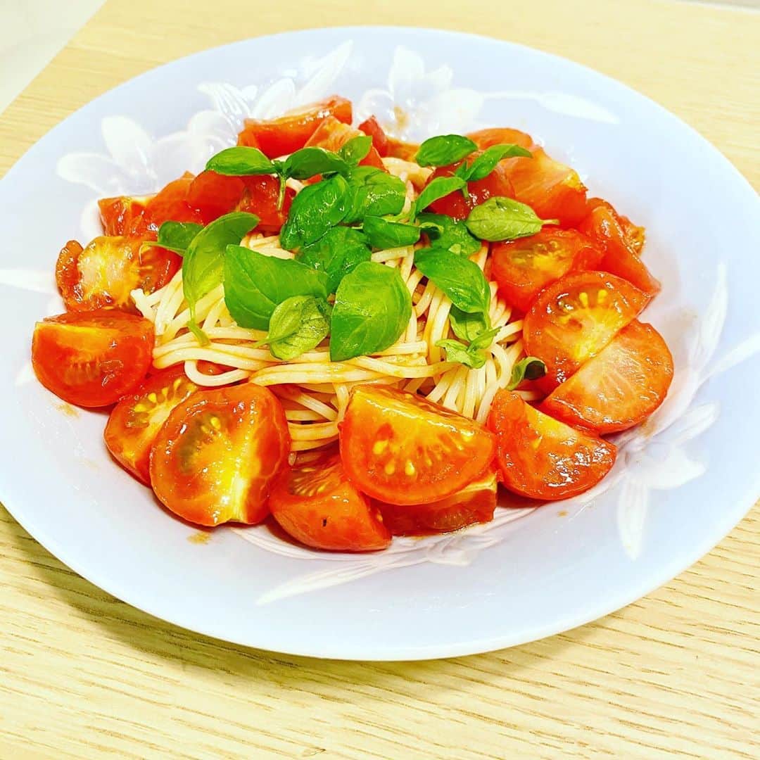 堀江淳のインスタグラム：「‪大入りトマトの🍅冷製パスタ🍝‬ ‪バジルは自家製🌿‬ ‪初めてにしては上手くでけた🥄🍽‬ ‪#トマトの冷製パスタ‬ ‪#冷製パスタ‬ ‪#バジル‬ ‪#イタリアン‬」