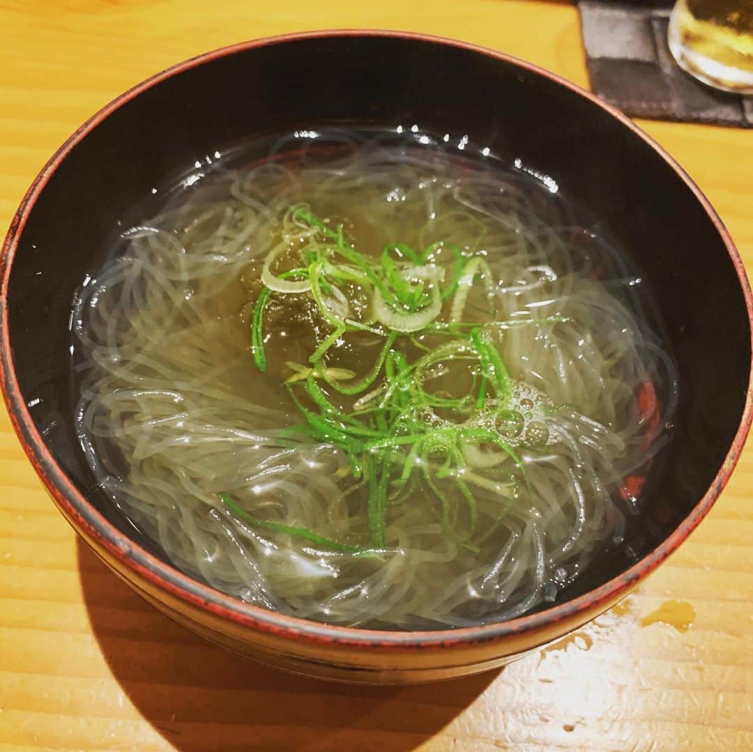 森夏子さんのインスタグラム写真 - (森夏子Instagram)「夏のおでん🍢﻿ ﻿ お出汁が美味しすぎて🤤﻿ ﻿ 飲み干したい😍﻿ ﻿ 春雨のおでんって❓﻿ . ﻿ .﻿ .﻿ ﻿ #黒七味　のアクセントがたまりません🤤﻿ .﻿ .﻿ .﻿ ﻿ 身体の代謝を上げると﻿ 免疫力もアップ‼️﻿ ﻿ 免疫細胞は、﻿ 新陳代謝によって常に新しい細胞へ入れ替わる﻿ ﻿ 新しく健康な免疫細胞には﻿ 材料となる栄養素が大事‼️﻿ ﻿ 身体が喜ぶ🍚を食べよう。﻿ .﻿ .﻿ .﻿ ﻿ さて、晩ご飯🍚…どうしよう🤣﻿ ﻿ ﻿ ﻿#あんず家  #あんず家祇園石屋はなれ  #京都﻿ #祇園﻿ #花見小路﻿ #京都旅行﻿ ﻿ ﻿ #贅沢な時間﻿ #至福の時﻿ #雨上がり﻿ ﻿ #kyotojapan﻿ #gion﻿ #kyotogram﻿ #kyotophoto﻿ #kyototrip﻿ ﻿#oden  #kyotodinner  ﻿」8月8日 15時18分 - natsusora72