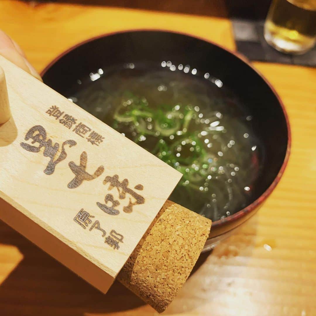 森夏子さんのインスタグラム写真 - (森夏子Instagram)「夏のおでん🍢﻿ ﻿ お出汁が美味しすぎて🤤﻿ ﻿ 飲み干したい😍﻿ ﻿ 春雨のおでんって❓﻿ . ﻿ .﻿ .﻿ ﻿ #黒七味　のアクセントがたまりません🤤﻿ .﻿ .﻿ .﻿ ﻿ 身体の代謝を上げると﻿ 免疫力もアップ‼️﻿ ﻿ 免疫細胞は、﻿ 新陳代謝によって常に新しい細胞へ入れ替わる﻿ ﻿ 新しく健康な免疫細胞には﻿ 材料となる栄養素が大事‼️﻿ ﻿ 身体が喜ぶ🍚を食べよう。﻿ .﻿ .﻿ .﻿ ﻿ さて、晩ご飯🍚…どうしよう🤣﻿ ﻿ ﻿ ﻿#あんず家  #あんず家祇園石屋はなれ  #京都﻿ #祇園﻿ #花見小路﻿ #京都旅行﻿ ﻿ ﻿ #贅沢な時間﻿ #至福の時﻿ #雨上がり﻿ ﻿ #kyotojapan﻿ #gion﻿ #kyotogram﻿ #kyotophoto﻿ #kyototrip﻿ ﻿#oden  #kyotodinner  ﻿」8月8日 15時18分 - natsusora72