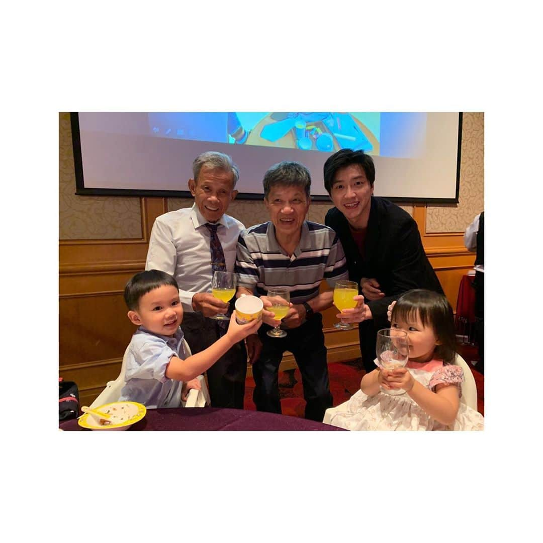 福原愛のインスタグラム：「江家四代👴🏻👨🏻👦🏻👶🏻 ➕ 帶小孩最真實的畫面🥱🥱🥱  我們繼續一起努力💪🏻 我希望小孩子長大之後覺得  〝出生在你們身邊好幸福〟  辛苦啦老公🥺🍵愛你喲🙌🏻💓  今日は8月8日、パパの日です👨🏻 中国語だと8のことba(ば)と読み、パパのことも爸爸（ばば)と呼ぶので、語呂合わせで8月8日がパパの日になったみたいです(^o^)  子供たちが大きくなった時に、  この家に生まれてよかった、 この人たちが両親でよかった、と思ってもらえるように頑張っていきたいと思います✨ #Mydear #超級神隊友老公💯❤️」