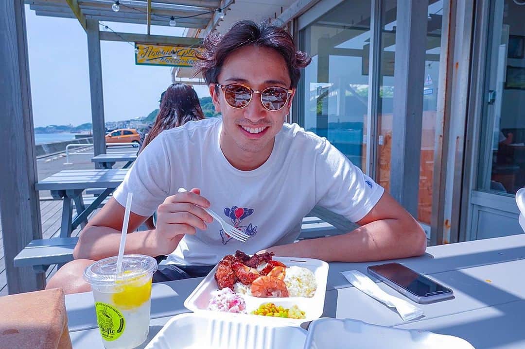 のインスタグラム：「. 🕶🍴 . ついに来た ☀️夏🍉 . コロナでいつどうなるかわからない世の中になってしまったから 明日やる。 ではなくて 今やろう。 っていう思考になった。 . 即行動・即実践 これが大切。 そのためには基礎が一番大切だよね。 ※写真は特に関係ないです笑 . #mupカレッジ #mupうさぎクラス #mup #即行動 #即実践 #summer」
