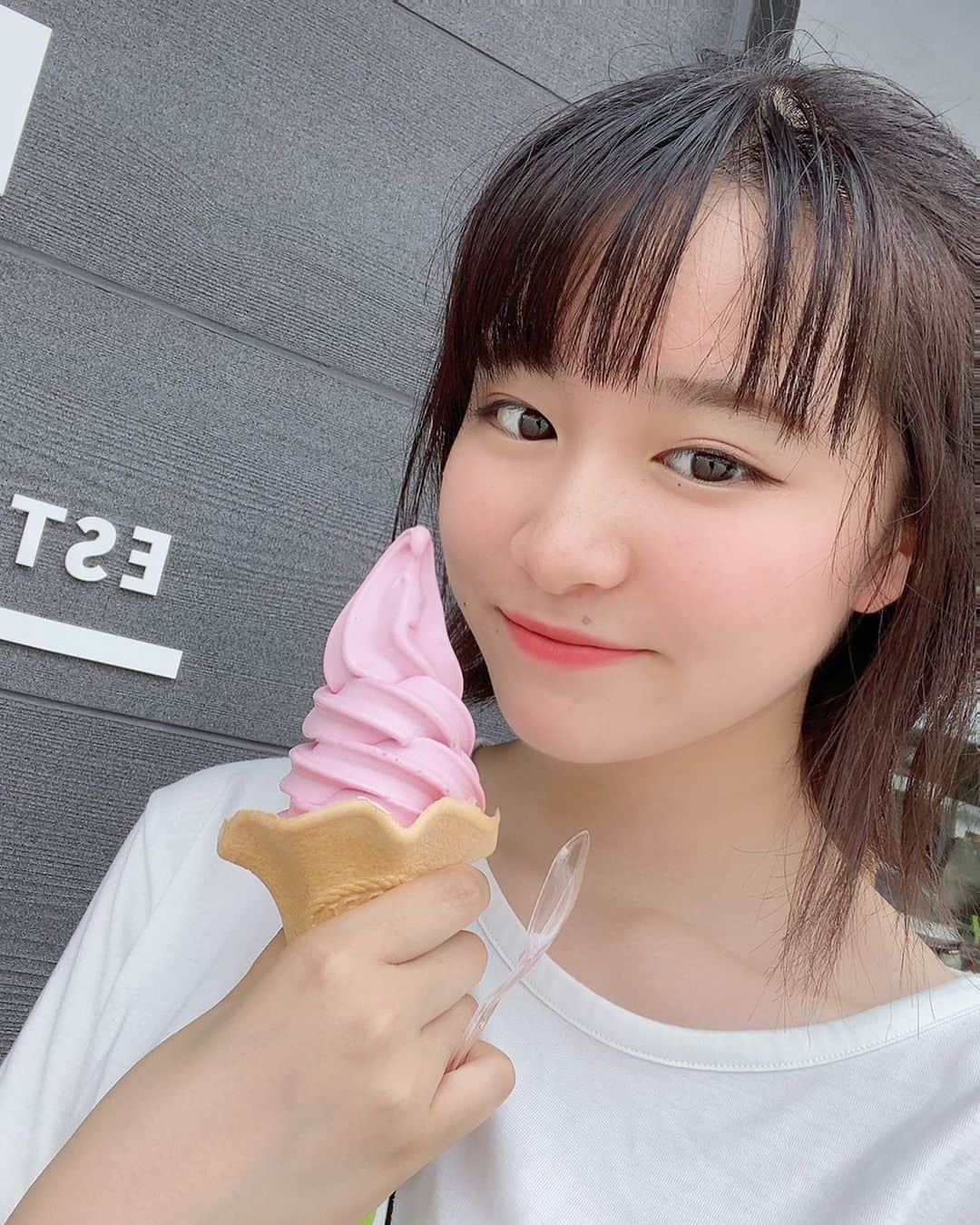 千寛のインスタグラム：「ソフトクリーム食べたよ☺  何味でしょう？笑笑🥰🥰  髪の毛ボサボサ笑😭  #千寛 #スイーツ #ソフトクリーム  #sweet  #존맛  #핵맛  #냠냠」