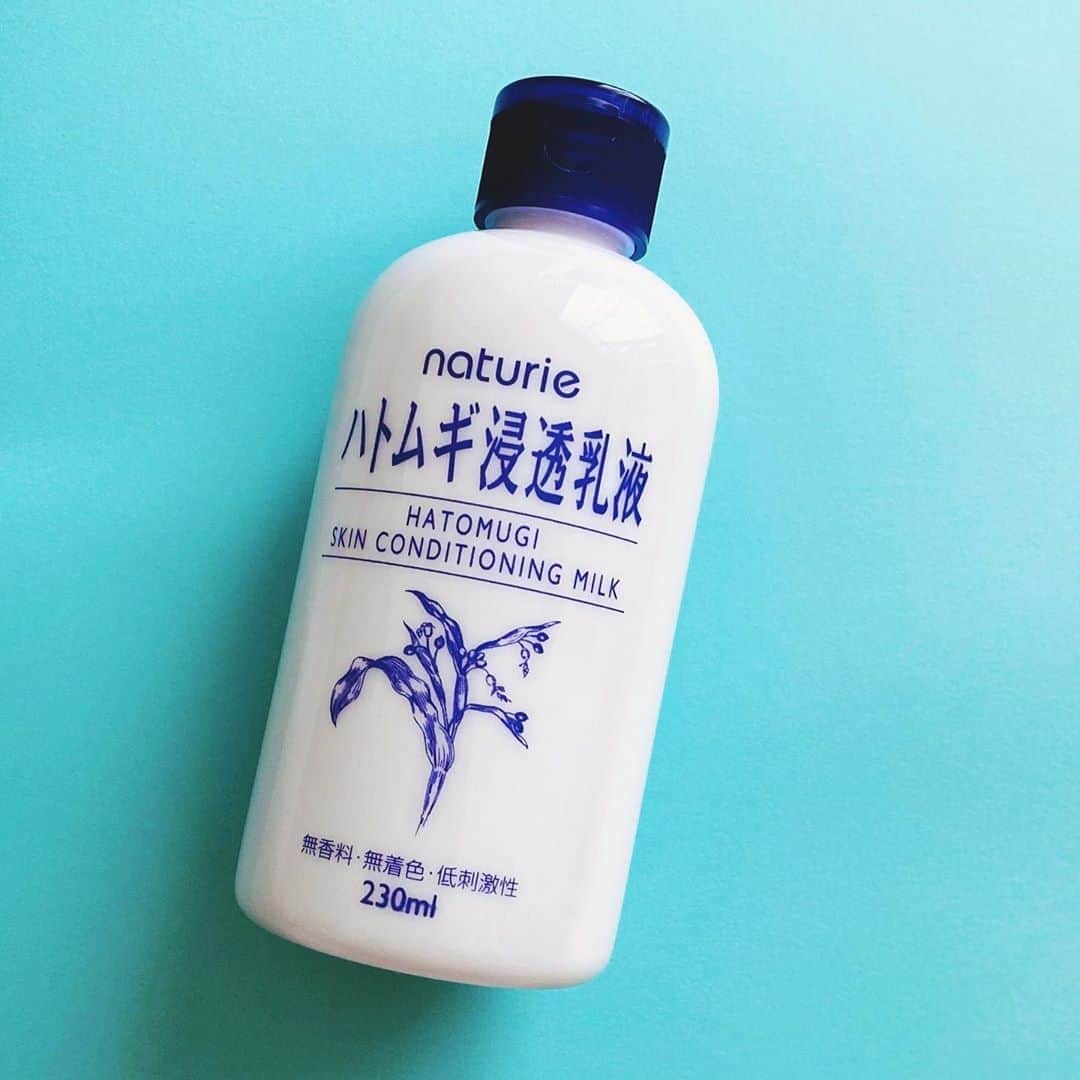 美的 Biteki's official Instagram! さんのインスタグラム写真 - (美的 Biteki's official Instagram! Instagram)「ハトムギ化粧水で大人気のナチュリエから、もっちり潤い肌になれる乳液が登場✨﻿ ﻿ 天然保湿成分のハトムギエキスと浸透力に優れたなめらかなオイル配合のハトムギ浸透乳液は、肌をしっかりと潤すだけでなく、水分保持効果によってキメの整った乾燥知らずの肌へと導いてくれます。﻿ なめらかなテクスチャーの乳液はベタつきにくく、しっとりと潤った赤ちゃんのようなもっちり肌に♪﻿ ﻿ 無香料、無着色、低刺激性、アルコールフリーといった、肌に優しい処方も嬉しいポイント❣️﻿ 大容量ボトルなので、顔だけでなく、ボディにも毎日たっぷり使えます👍🏻✨﻿ ﻿ 【商品情報】﻿ イミュ ナチュリエ ハトムギ浸透乳液 230ml ￥750（税抜）﻿ 9月16日より発売スタート﻿ ﻿ ★★★﻿ 美的のインスタグラムでは、いち早く美容情報を配信中！ぜひフォロー＆チェックしてくださいね♪﻿ @bitekicom  ★★★﻿ ﻿ #ナチュリエ #ハトムギ浸透乳液 #乳液 #ハトムギ化粧水 #ハトムギ #スキンケア #大容量 #もっちり #美的 #bitekicom #biteki」8月8日 15時29分 - bitekicom