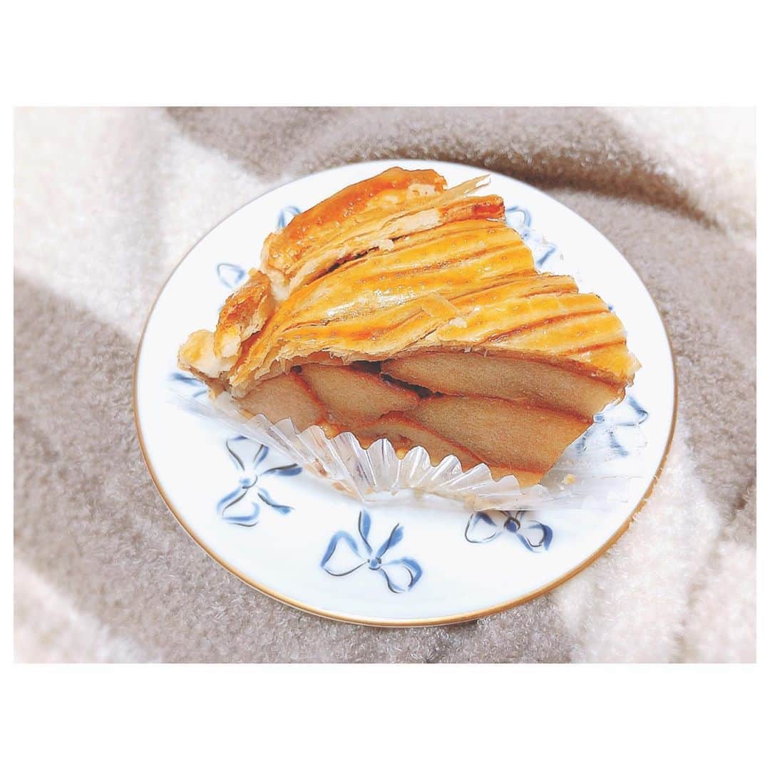 理絵さんのインスタグラム写真 - (理絵Instagram)「次回はバナナ🍌パイを買おうと決めていたのに  すっかり忘れて普通のアップルパイ🍎を買って、帰宅後に「はっ！？バナナ！！！」と思い出しました  最近、物忘れが激しい  #マミーズアンスリール #マミーズ #mammiesansourire #アップルパイ #applepie #パイ #ケーキ #cake #tokyo #japan」8月8日 15時33分 - ____rie____