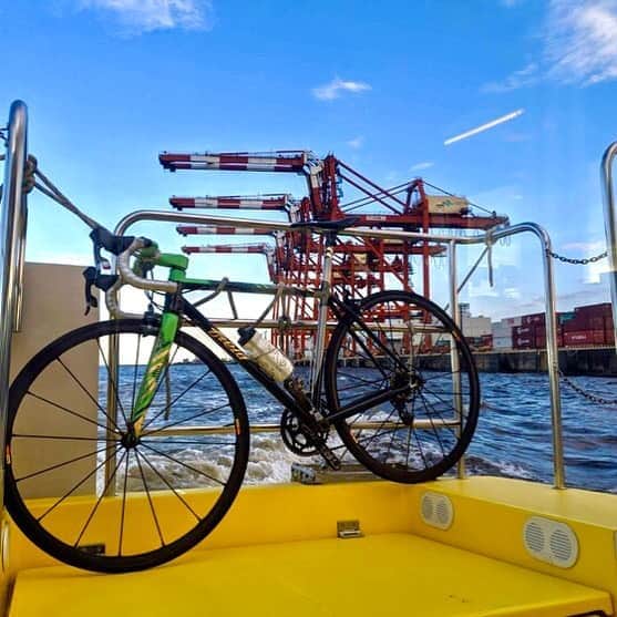 TOKYO WATER TAXIさんのインスタグラム写真 - (TOKYO WATER TAXIInstagram)「自転車と船。 これならどこまででも行けそうな気がする。  そんなロマンを感じる組み合わせ✨ そう。 イギリス・シェフィールド。 鉄鋼の街で生まれたバイク。  このバイクを生み出した ビルダーさんの想いも乗せて✨ Port of Tokyo Japan  http://www.fieldcycles.com/  #tokyo #tokyowatertaxi #ロードバイク #roadbike  #旅 #一人旅 #japan」8月8日 15時50分 - tokyowatertaxi