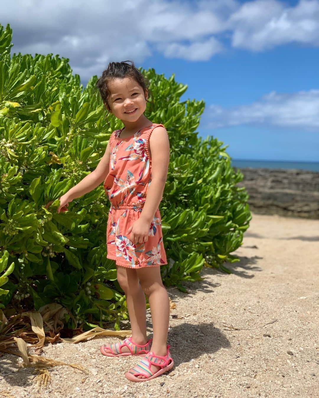 エリナ シルカのインスタグラム：「Last beach day for awhile 😎😢 またコロナ感染者が増えてしまったから明日から4週間色々な施設が閉鎖…ビーチも禁止になるから今日はラスト堪能してきました🌴」