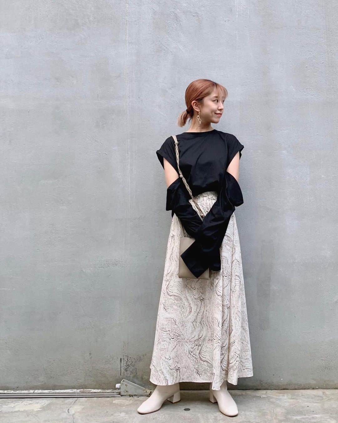 本橋優華のインスタグラム：「そろそろ秋服も☺︎  8.18にデビューのお洋服達。 可愛いしカッコいい感じ。 大人女子にも好評のです。  #colony2139_black#blacklabel#beige#marble#aw#2020#ootd#fashion#preorder#longskirt#shortboots#bag#秋服」